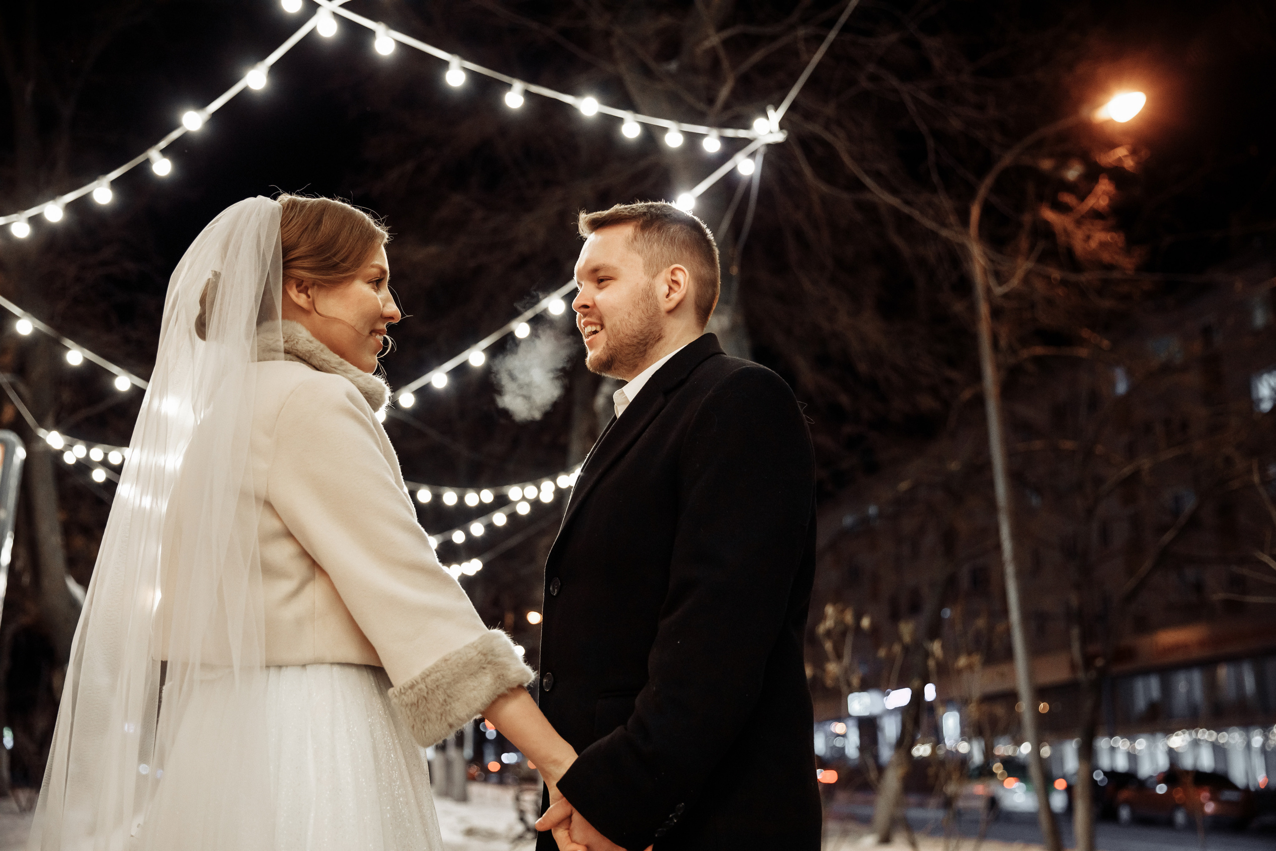 жених и невеста на улице