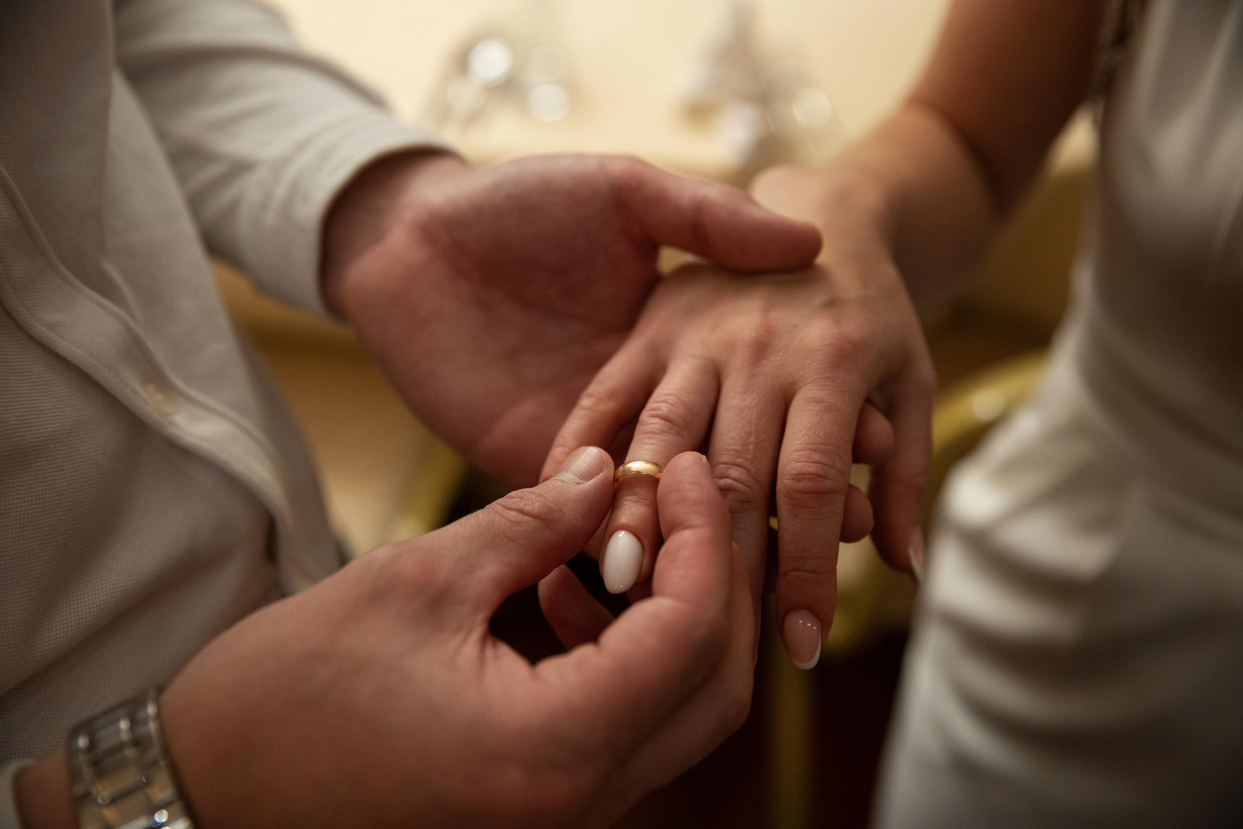 жених надевает обручальное кольцо невесте