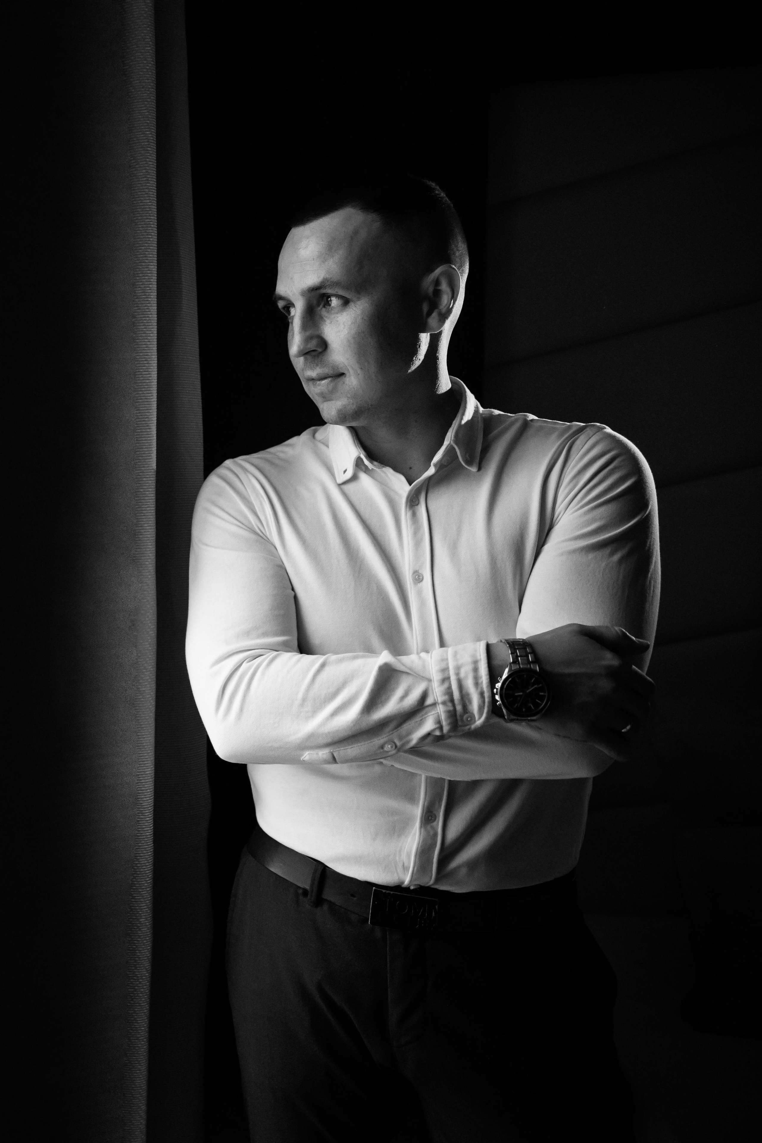 жених смотрит в окно