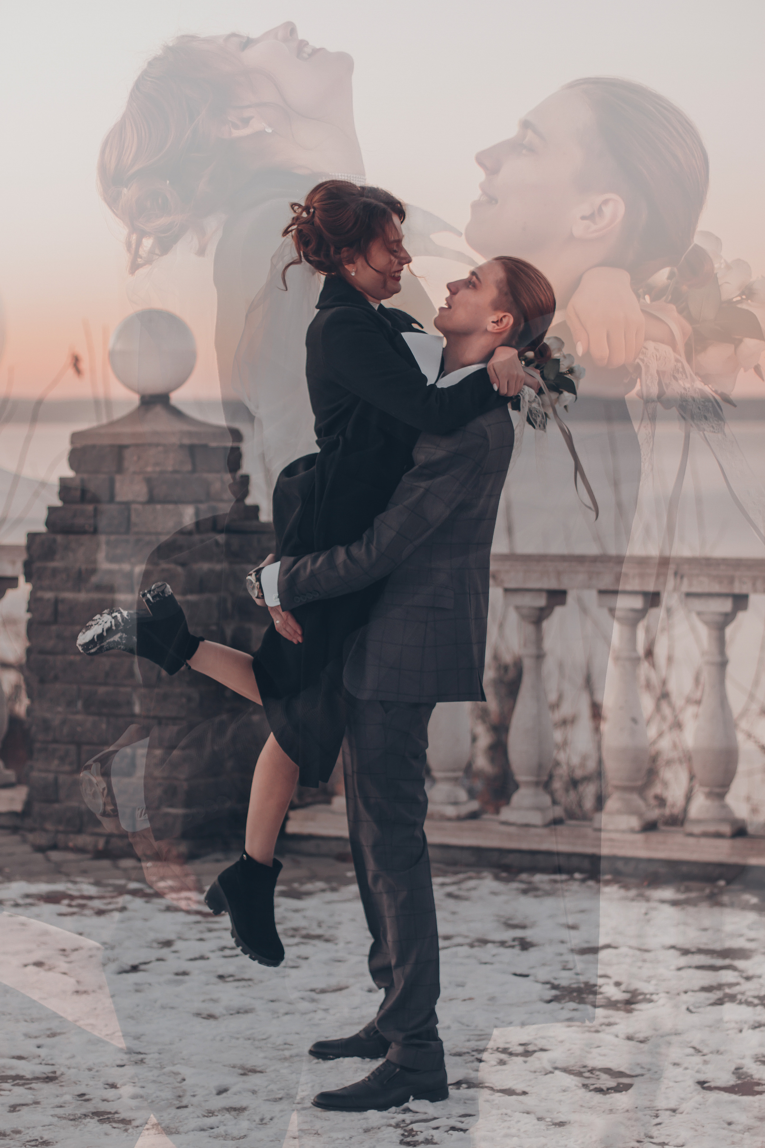 коллаж жених держит невесту на руках