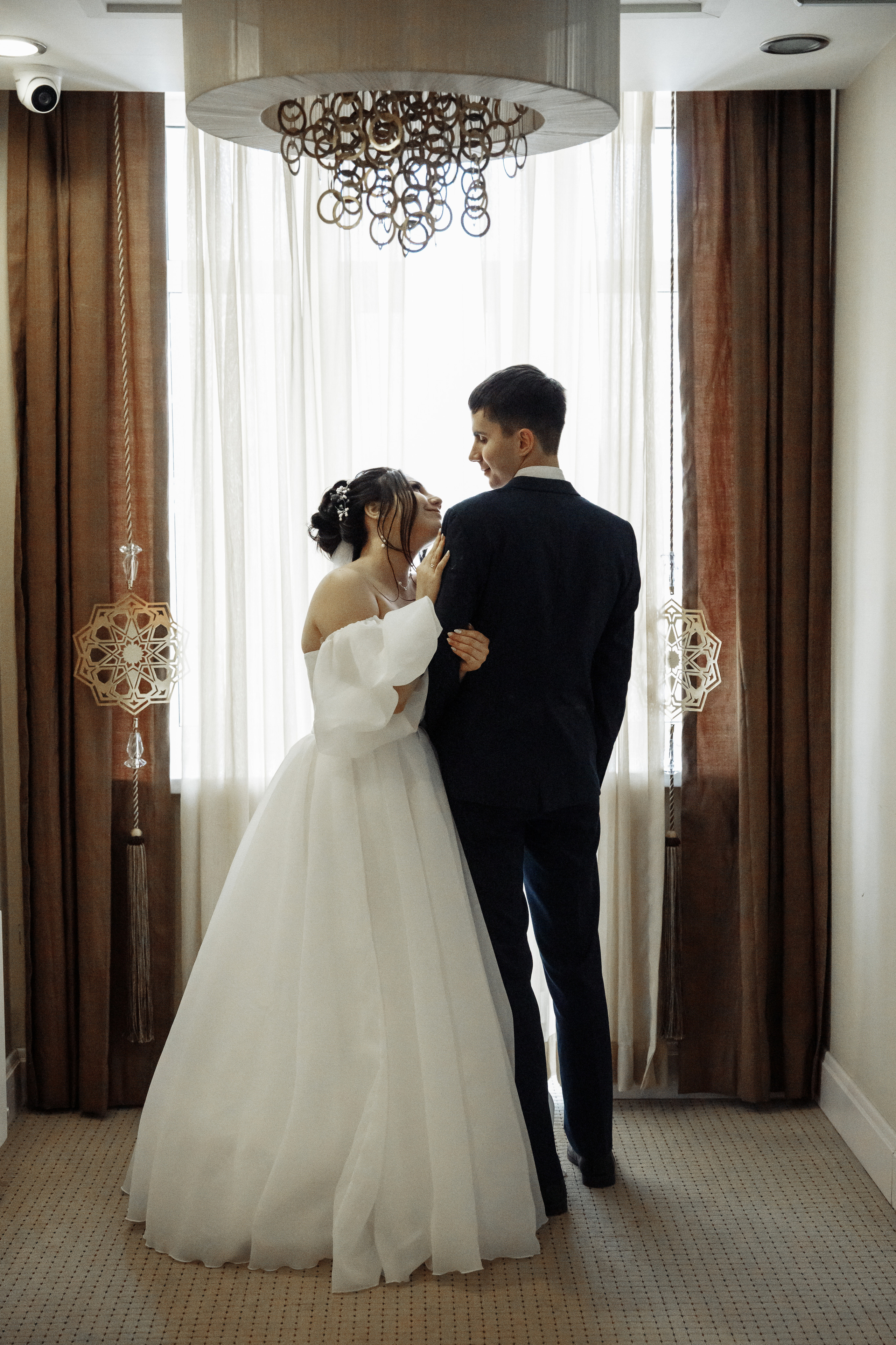 цветное фото жениха и невесты на фоне окна