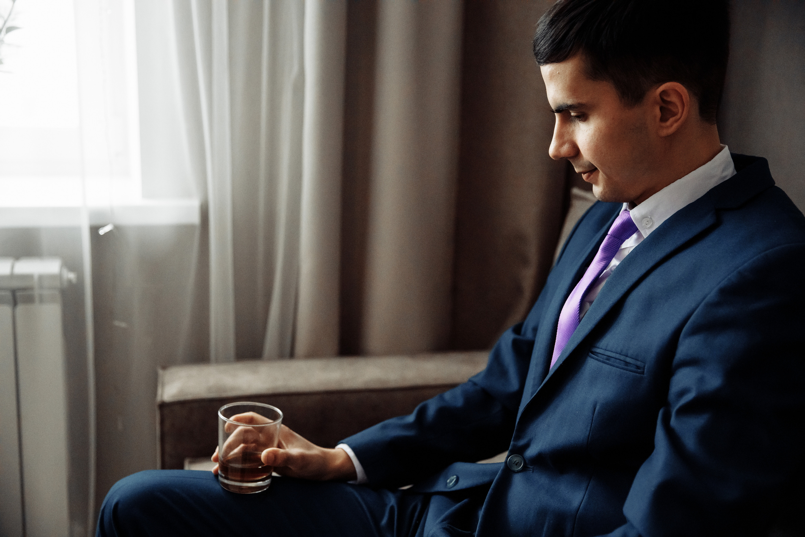 задумчивый жених сидит в кресле