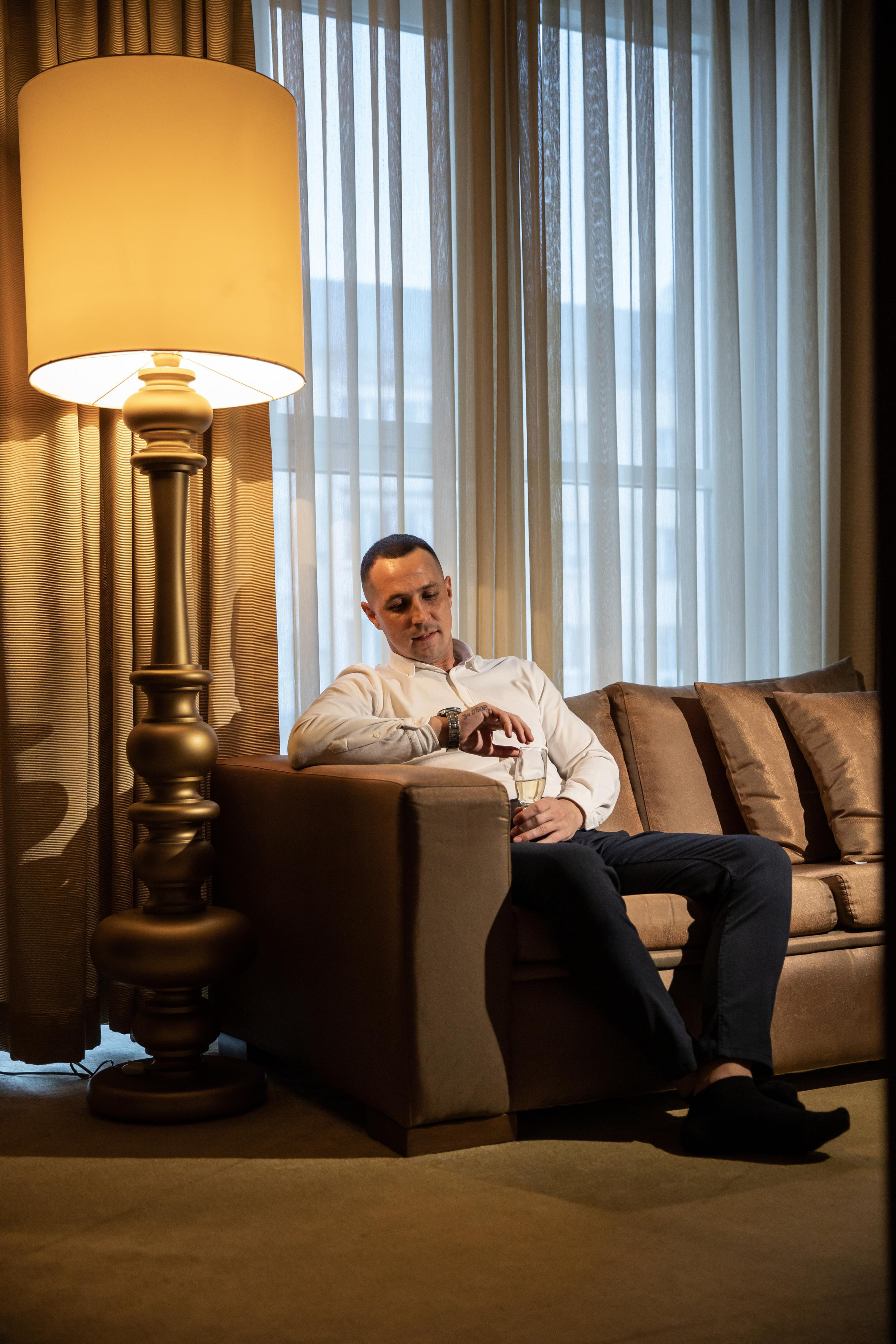 жених сидит на диване