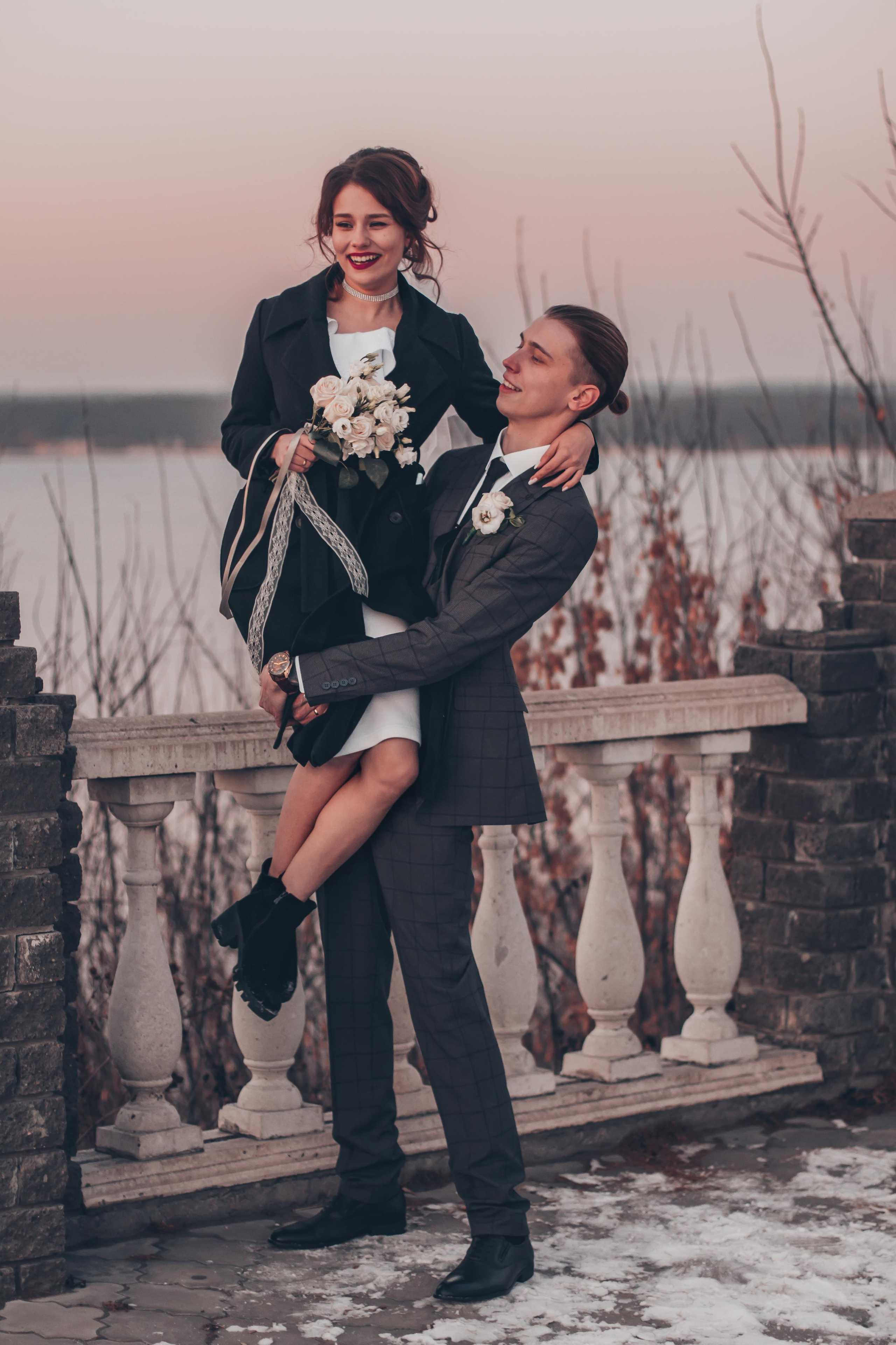 жених поднял невесту