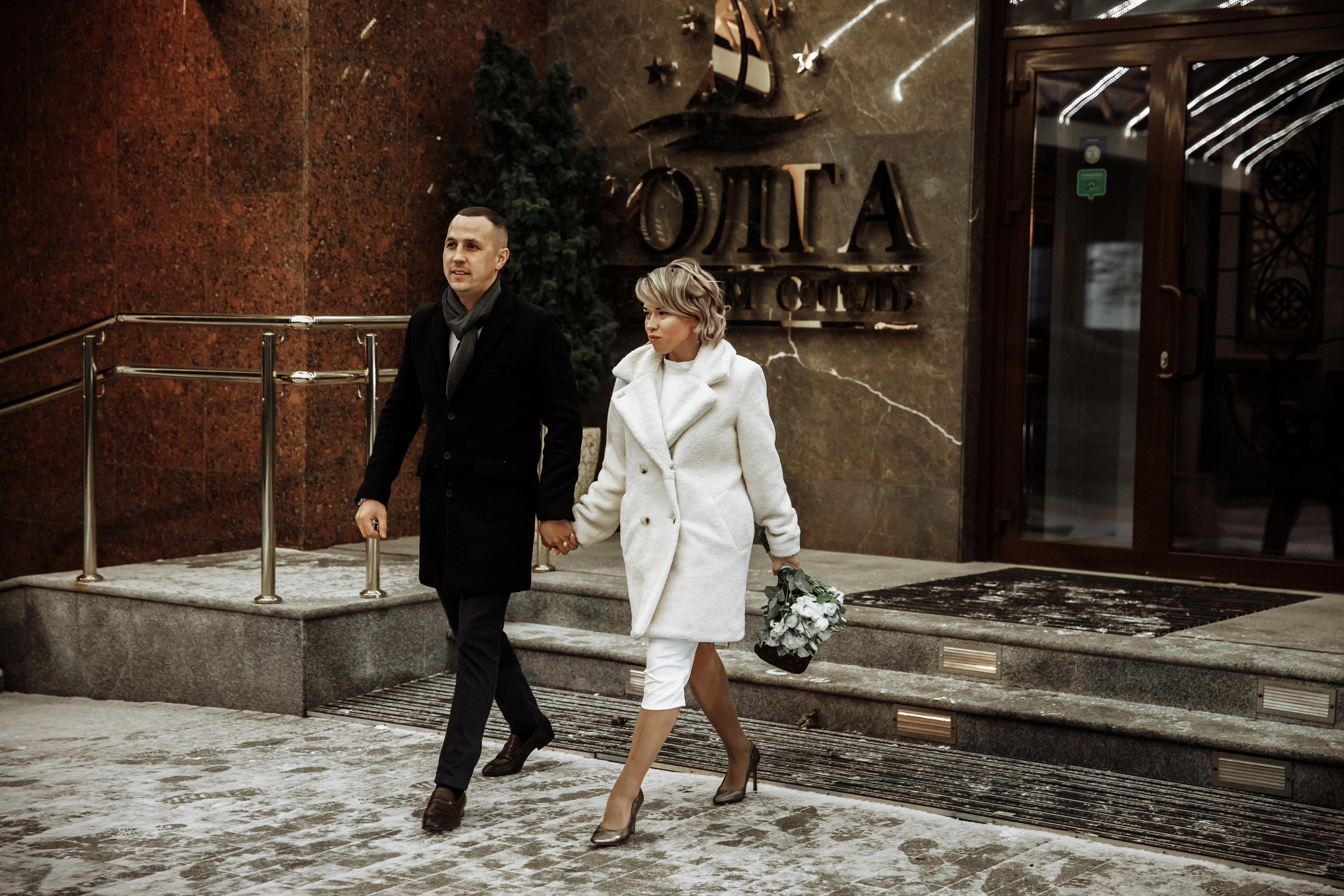 жених и невеста идут в ЗАГС