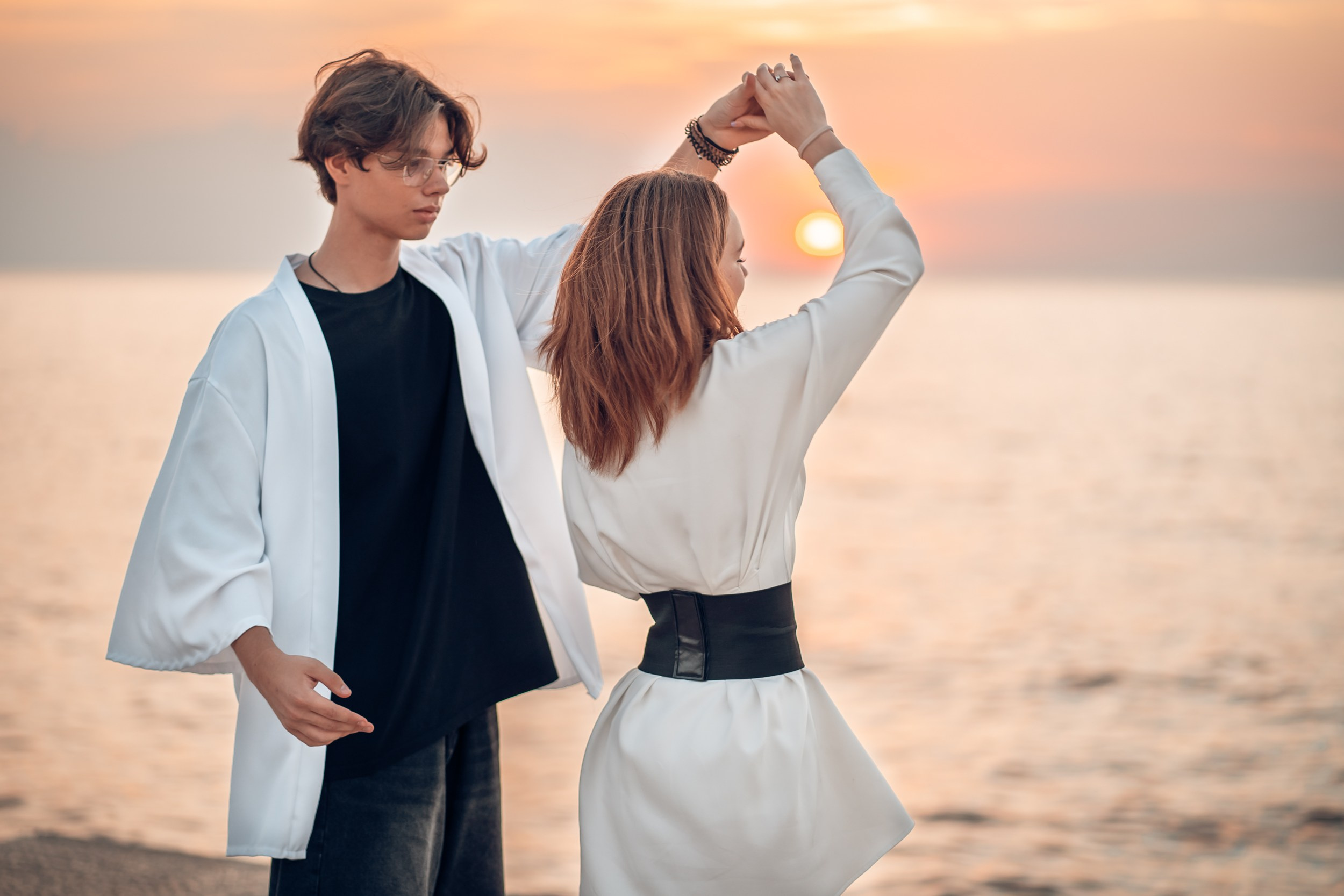 Романтическая фотоистория на закате пляжа Аквамарин. Церковный фотограф Севастополь