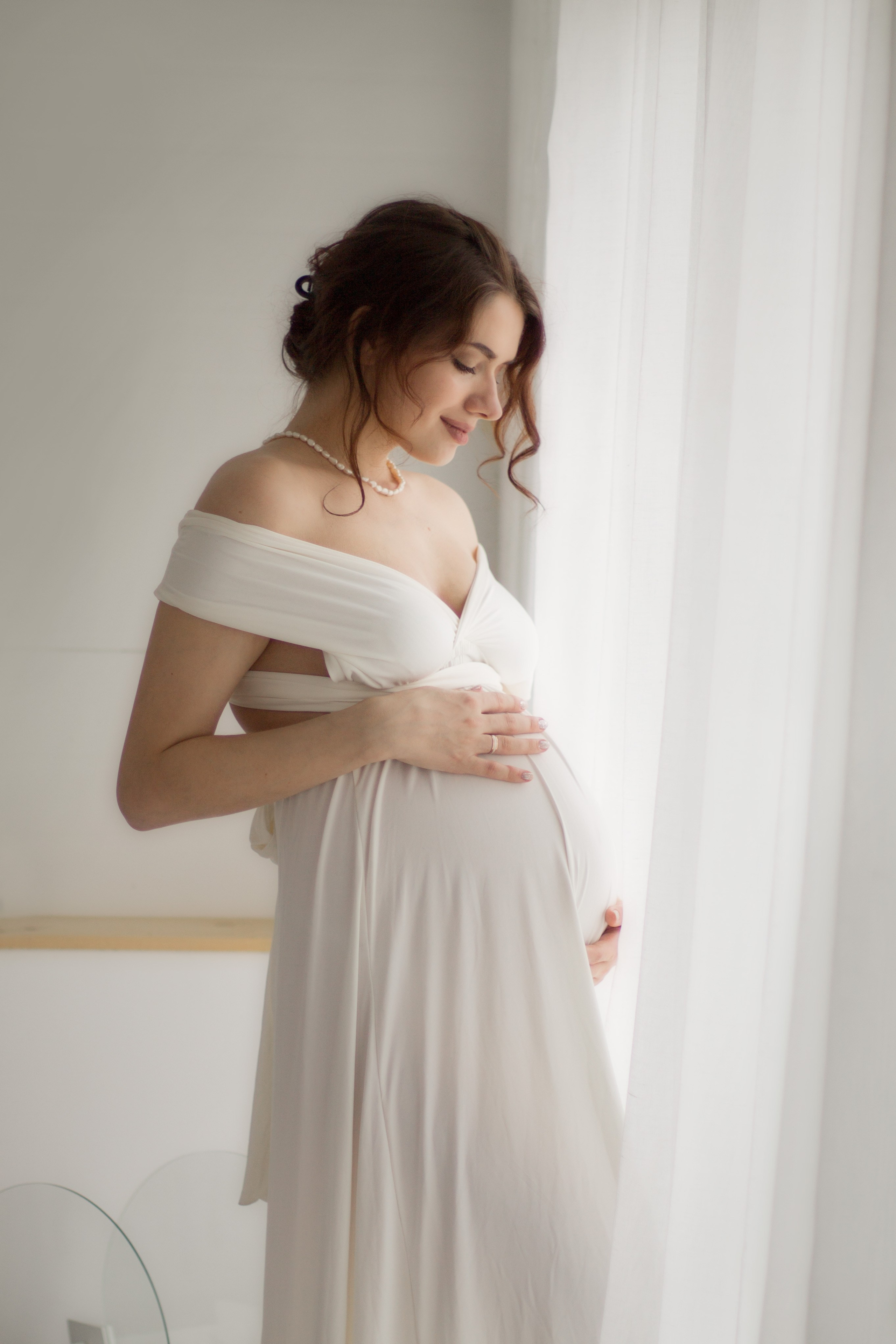 Фотосессия беременности, съёмка беременности в студии, беременная девушка в белом платье