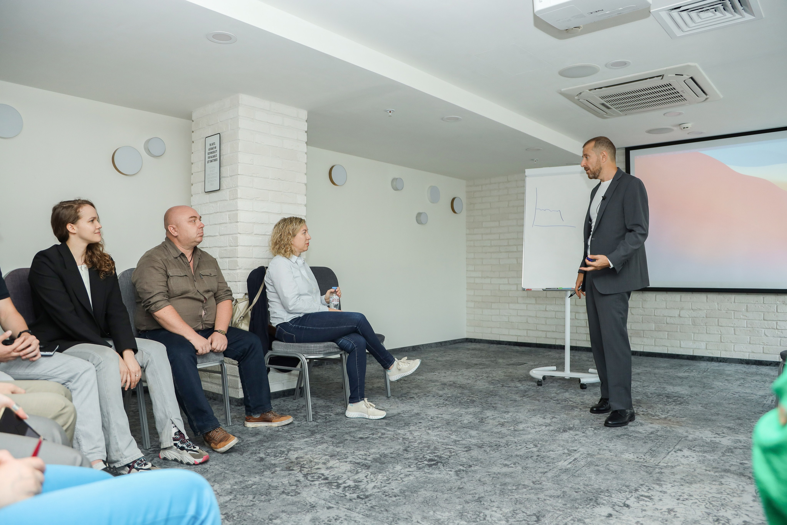 Игорь Рызов деловая встреча. Фотограф Антон Чупринин