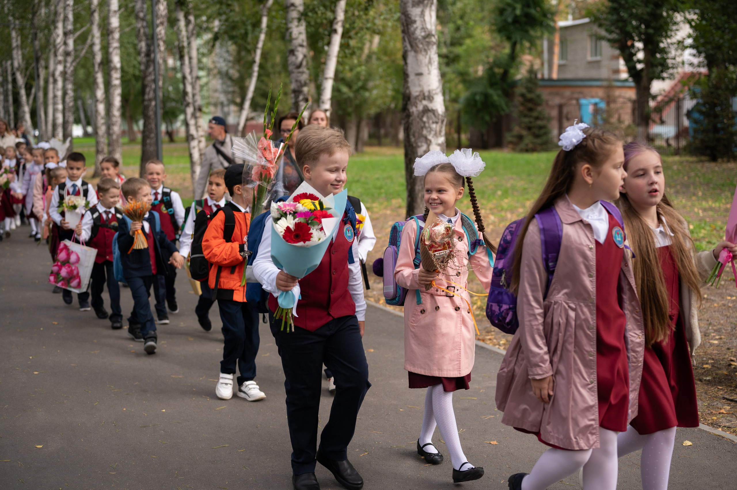 1 сентября 16 гимназия 2 класс (линейка + в классе+ на улице). Фотограф новорожденных, семейный детский в Тюмени Татьяна Морозова