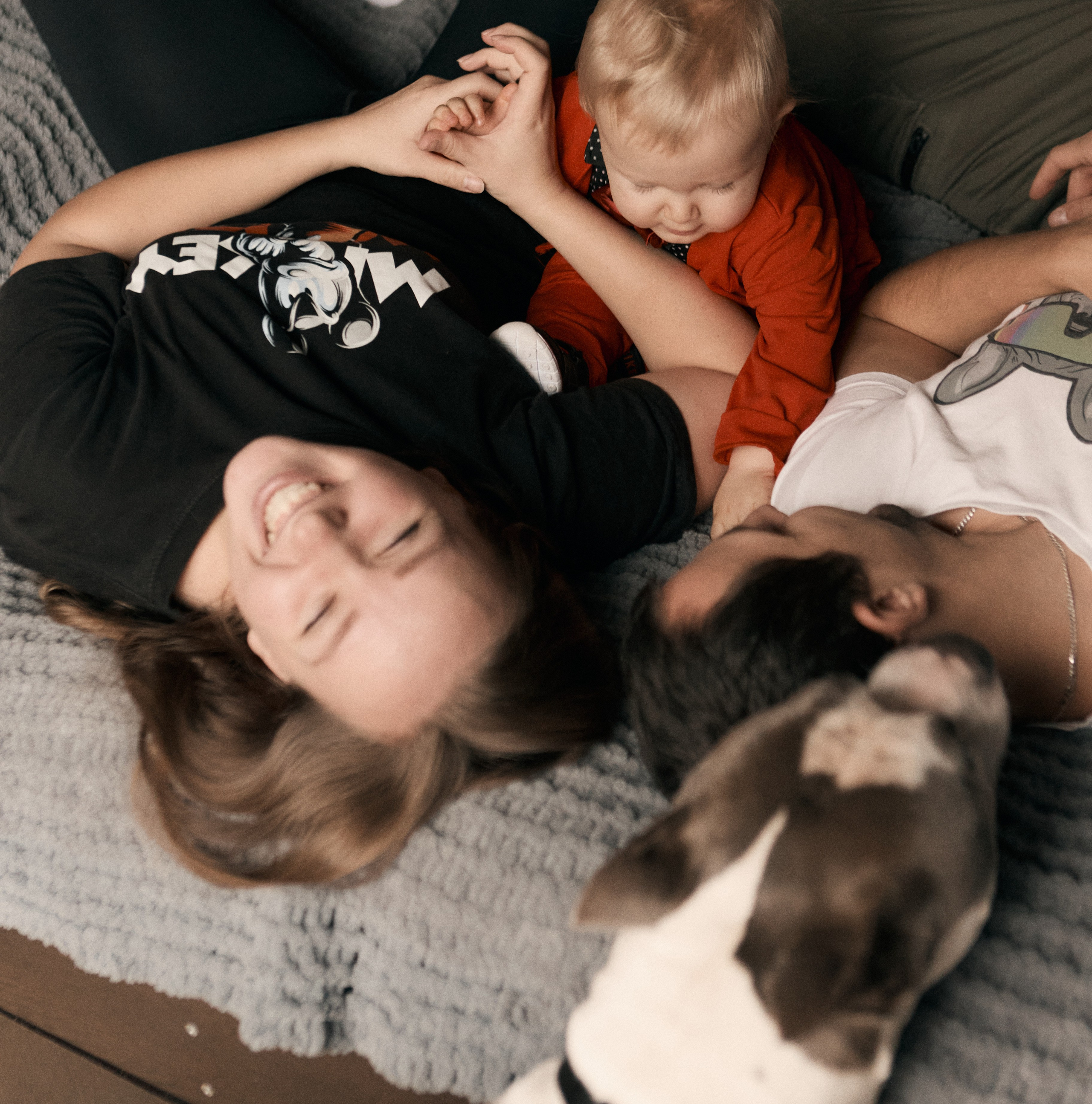 фотосессия дома с маленьким ребенком и собакой