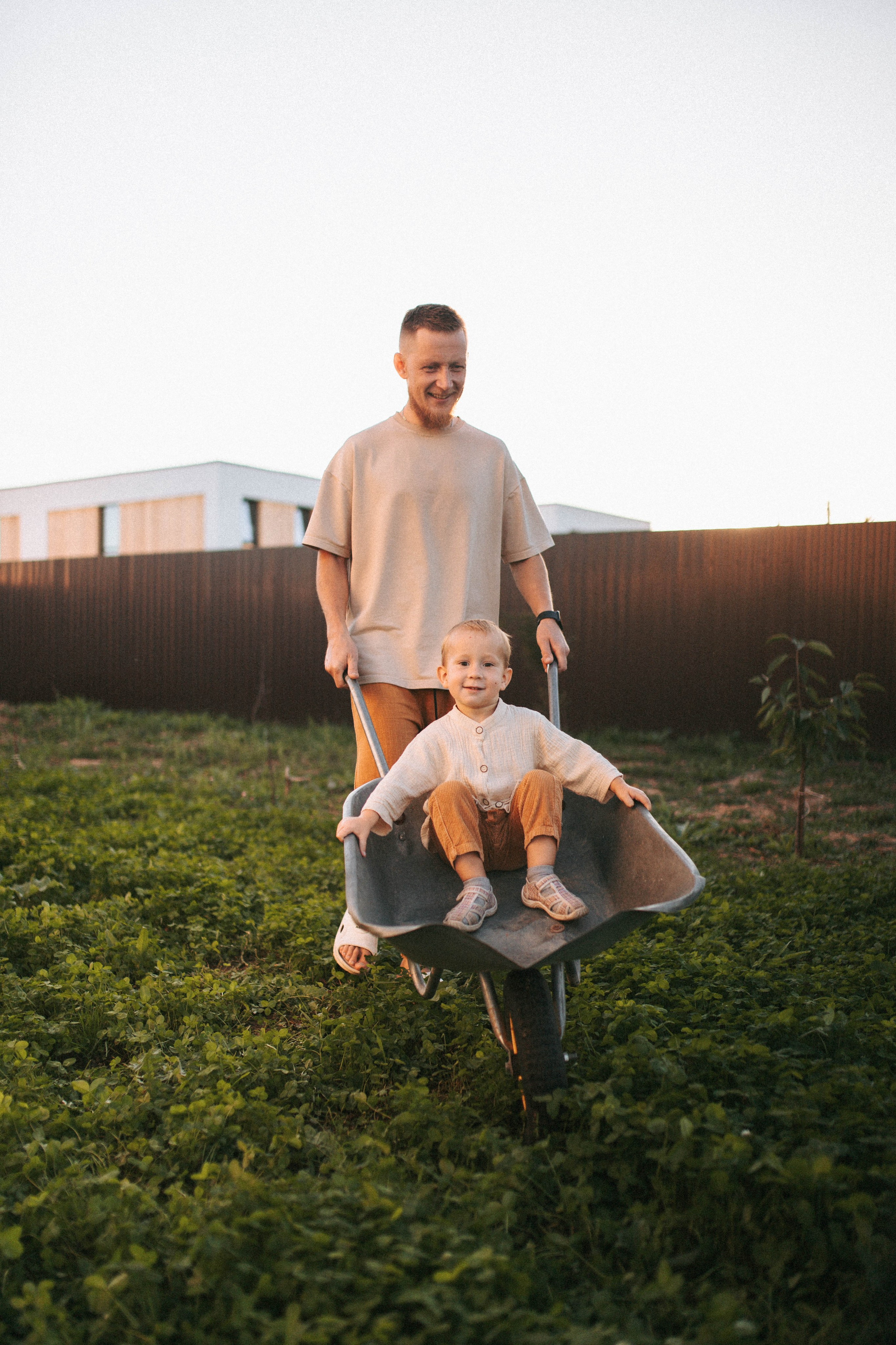 Во дворе своего дома. Свадебный и семейный фотограф в Нижнем Новгороде