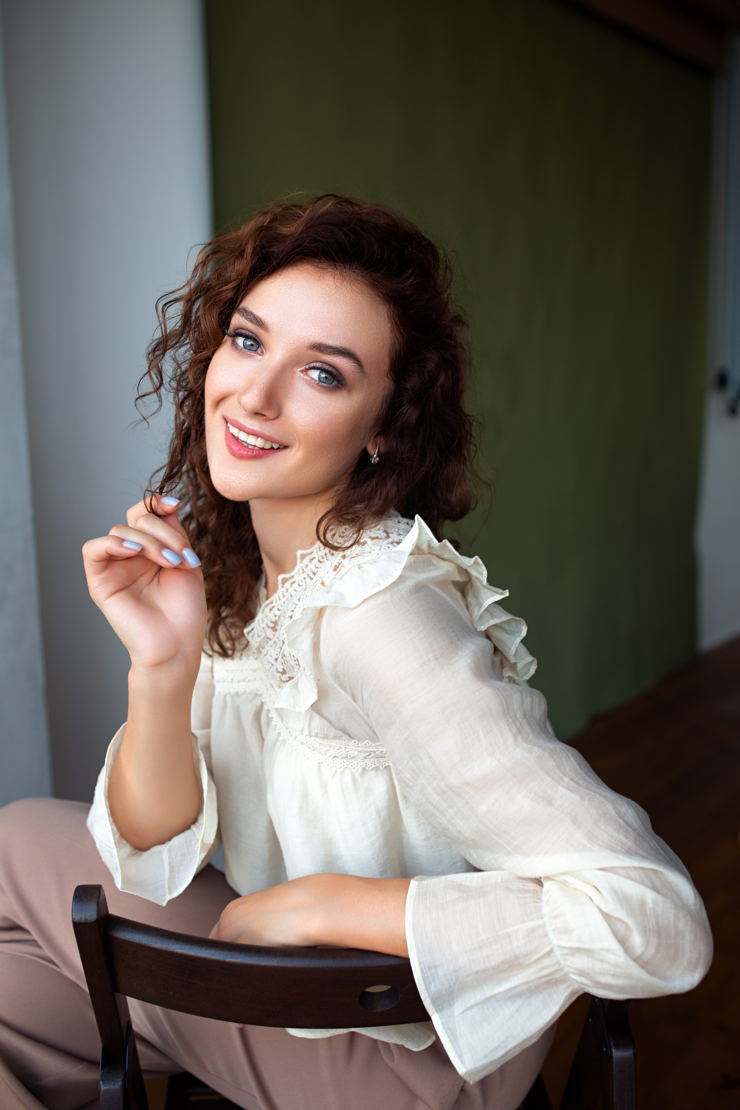 Фотосет с Анастасией в студии с минимальным интерьером в формате для «себя»