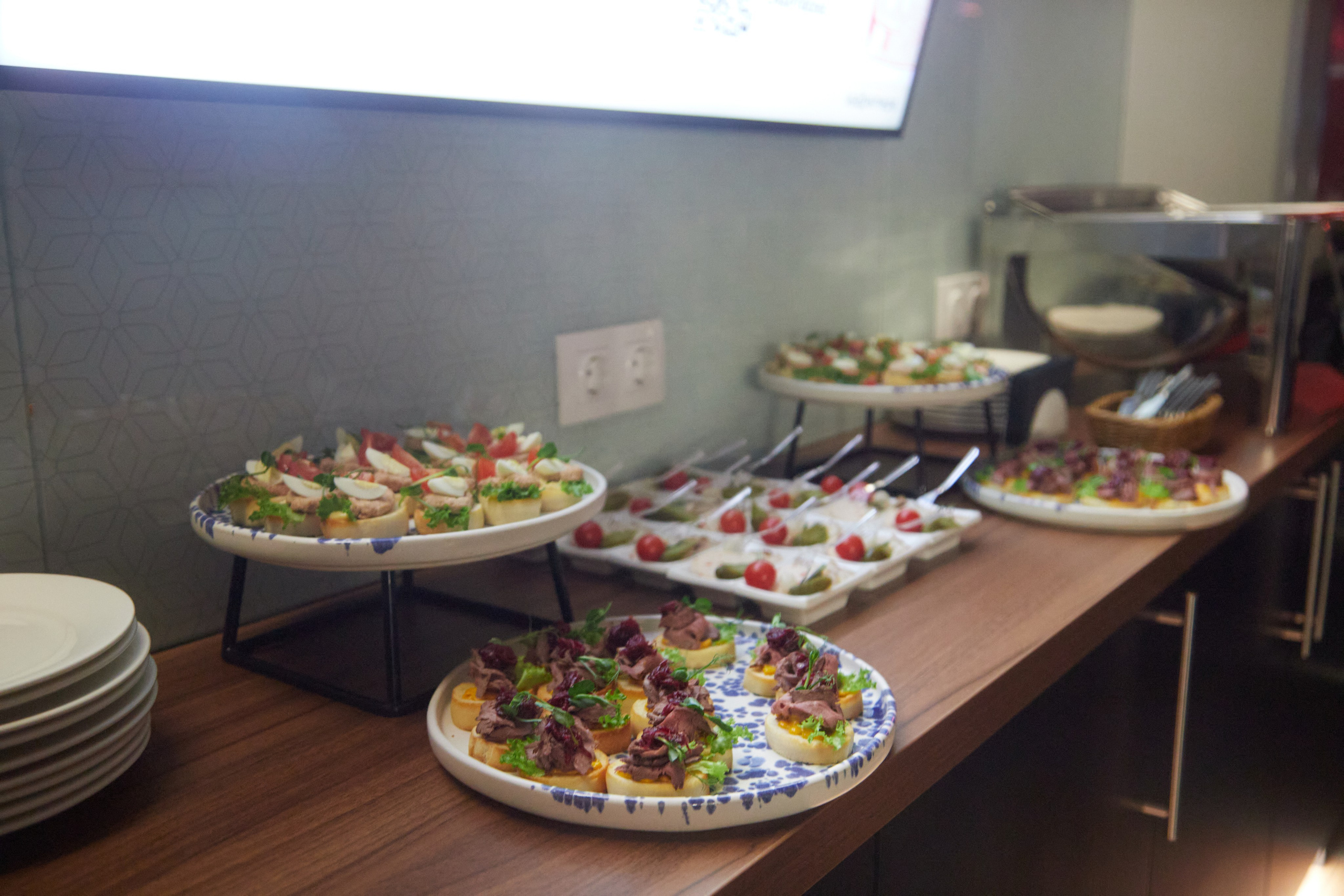 Кейтеринг  — фуд-фотография: Столы с закусками в банкетном зале