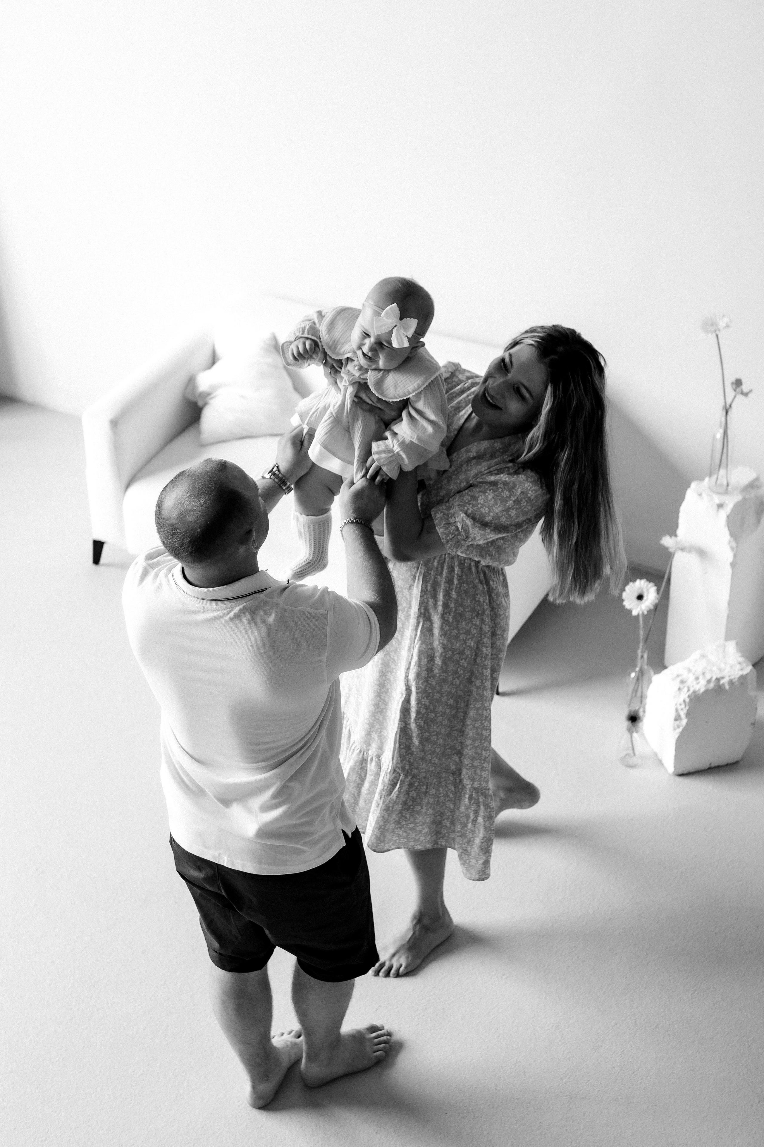 Малышка Алиса с мамой и папой. Фотограф в Челябинске Наталья Епимахова