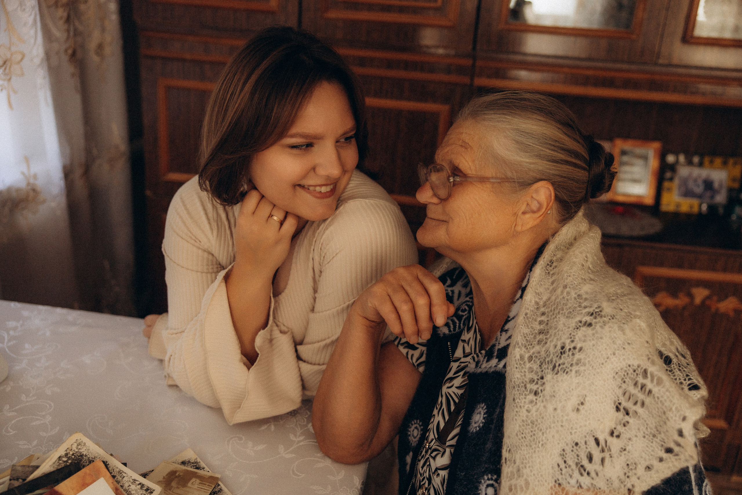 Аня и бабушка. Семейный фотограф Губкин/Старый Оскол
