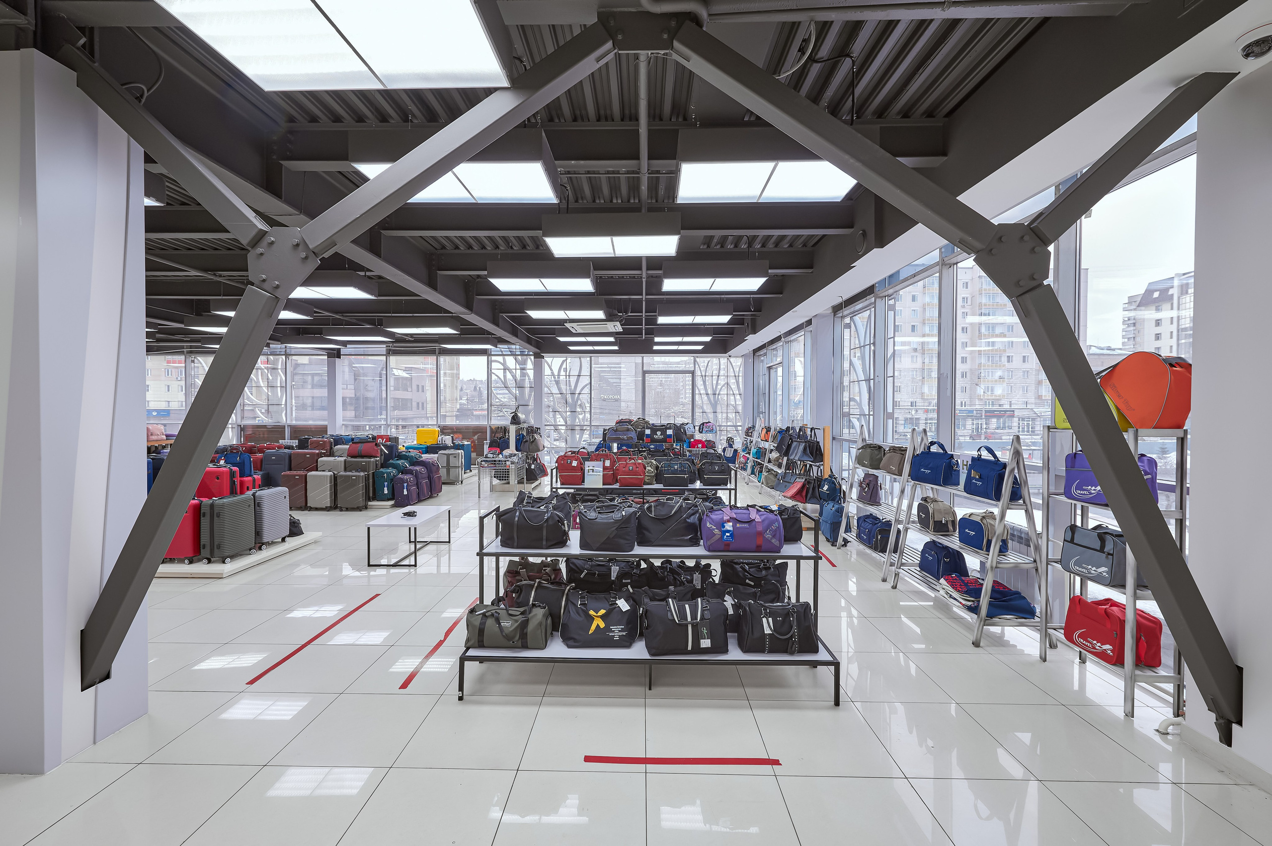 Портфолио по интерьерной и экстерьерной фотосъёмки: Мир сумок — Левый берег. Фотограф Яковлев Роман — Красноярск