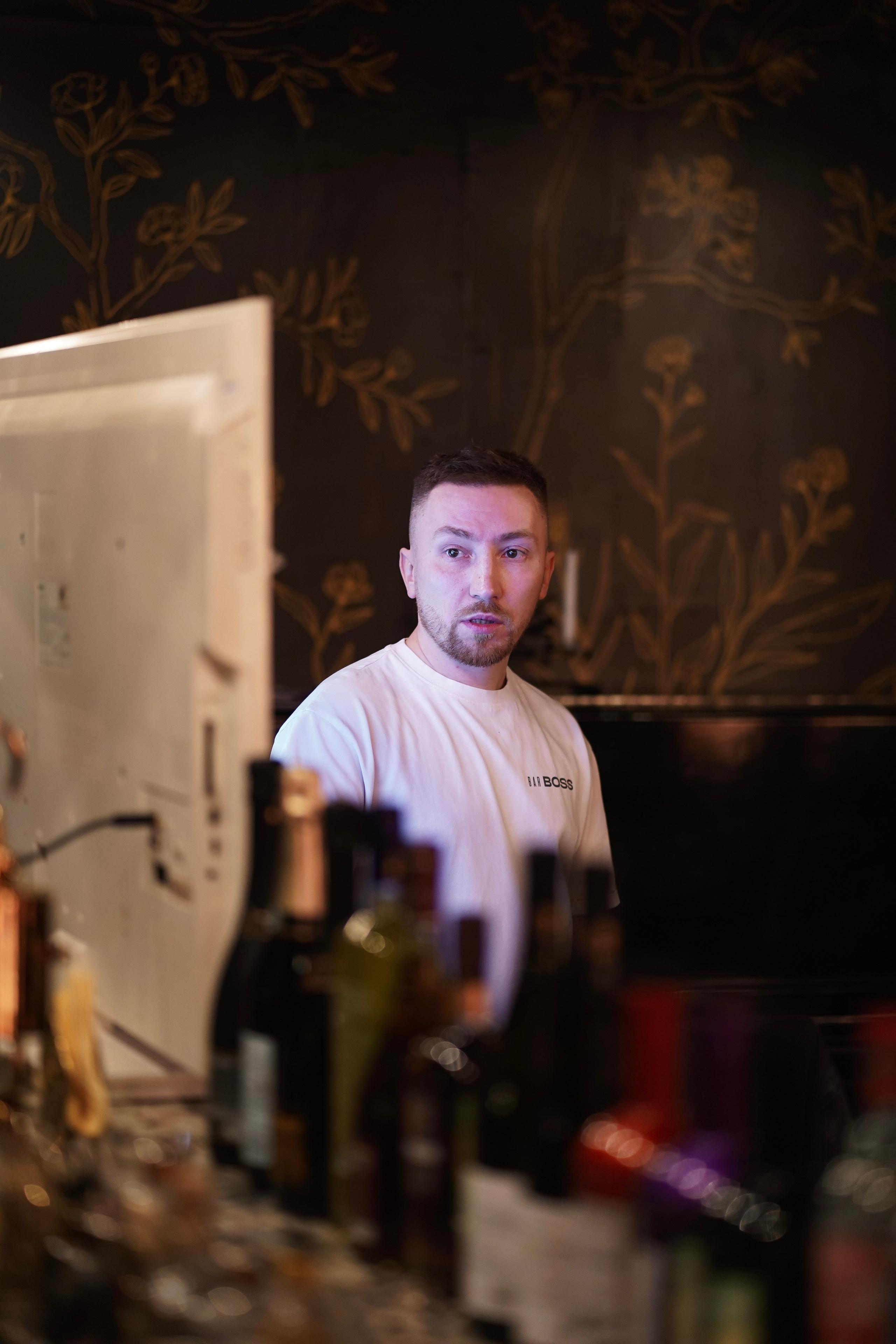 Bar Boss в «Детектив, где Вы?» (2024). Фотограф с психологическим образованием