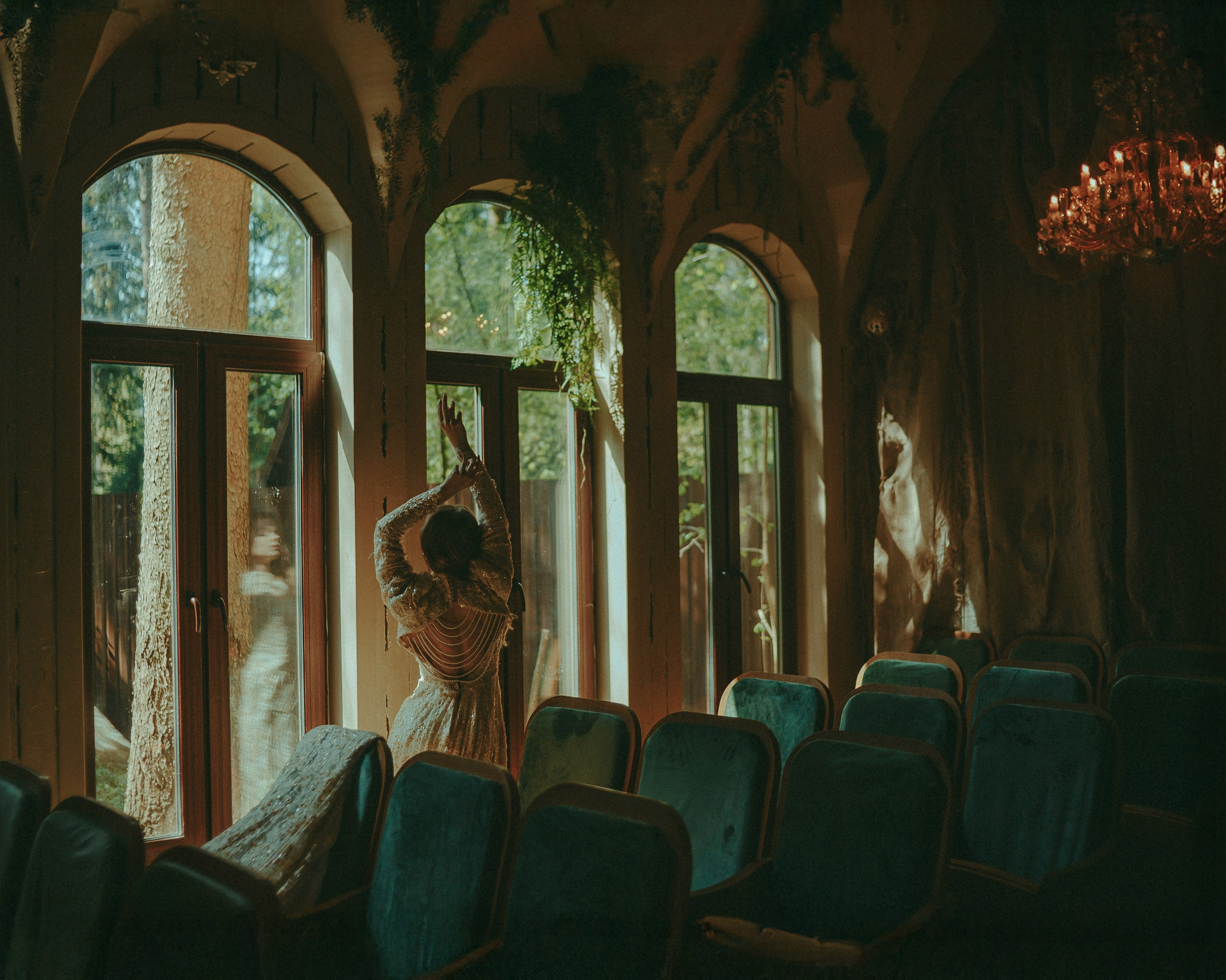 Москва. Заброшкнный театр. Алина. Фотограф Брянск