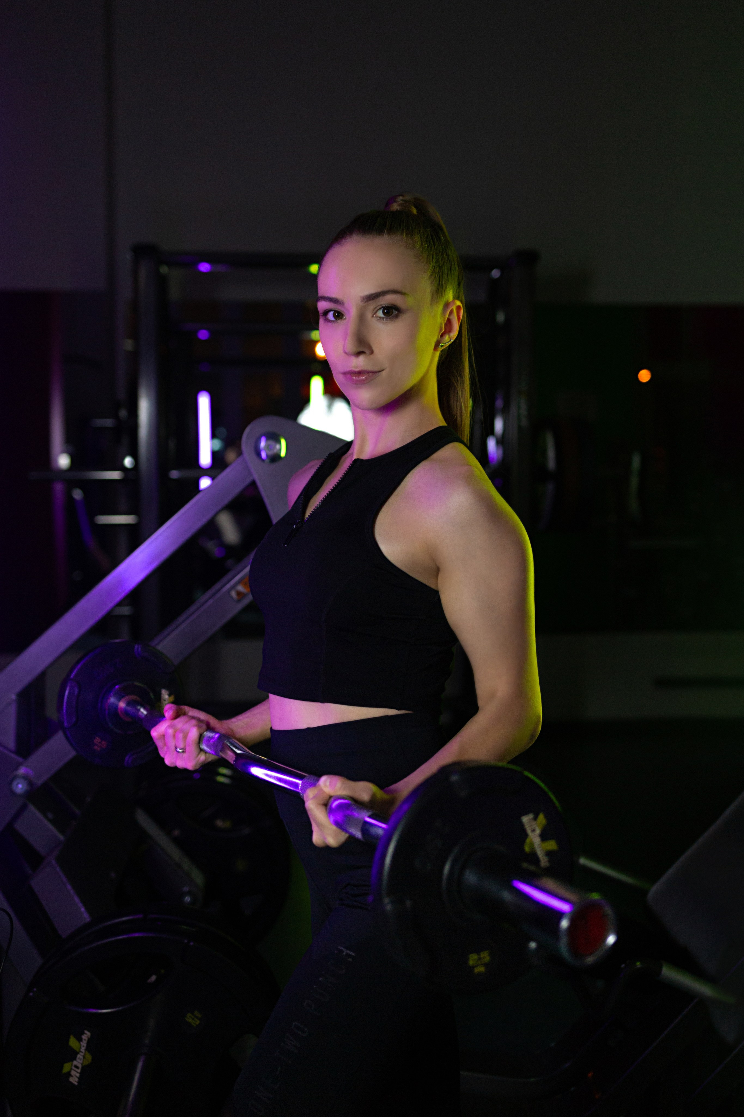 Девушка фитнес-тренер со штангой. Красивая подкаченная девушка в тренажерном зале в Воронеже.