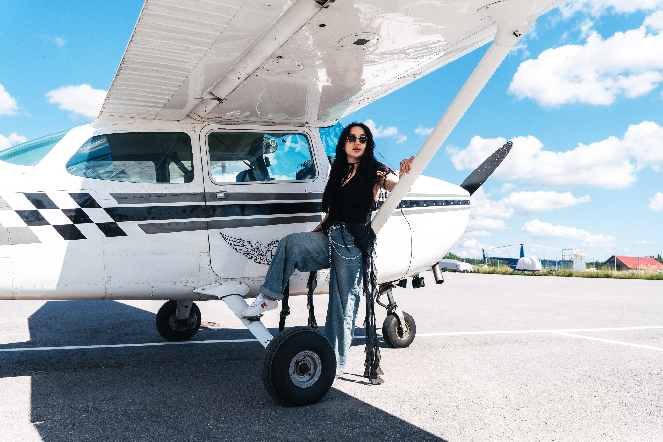девушка позирует у самолета 