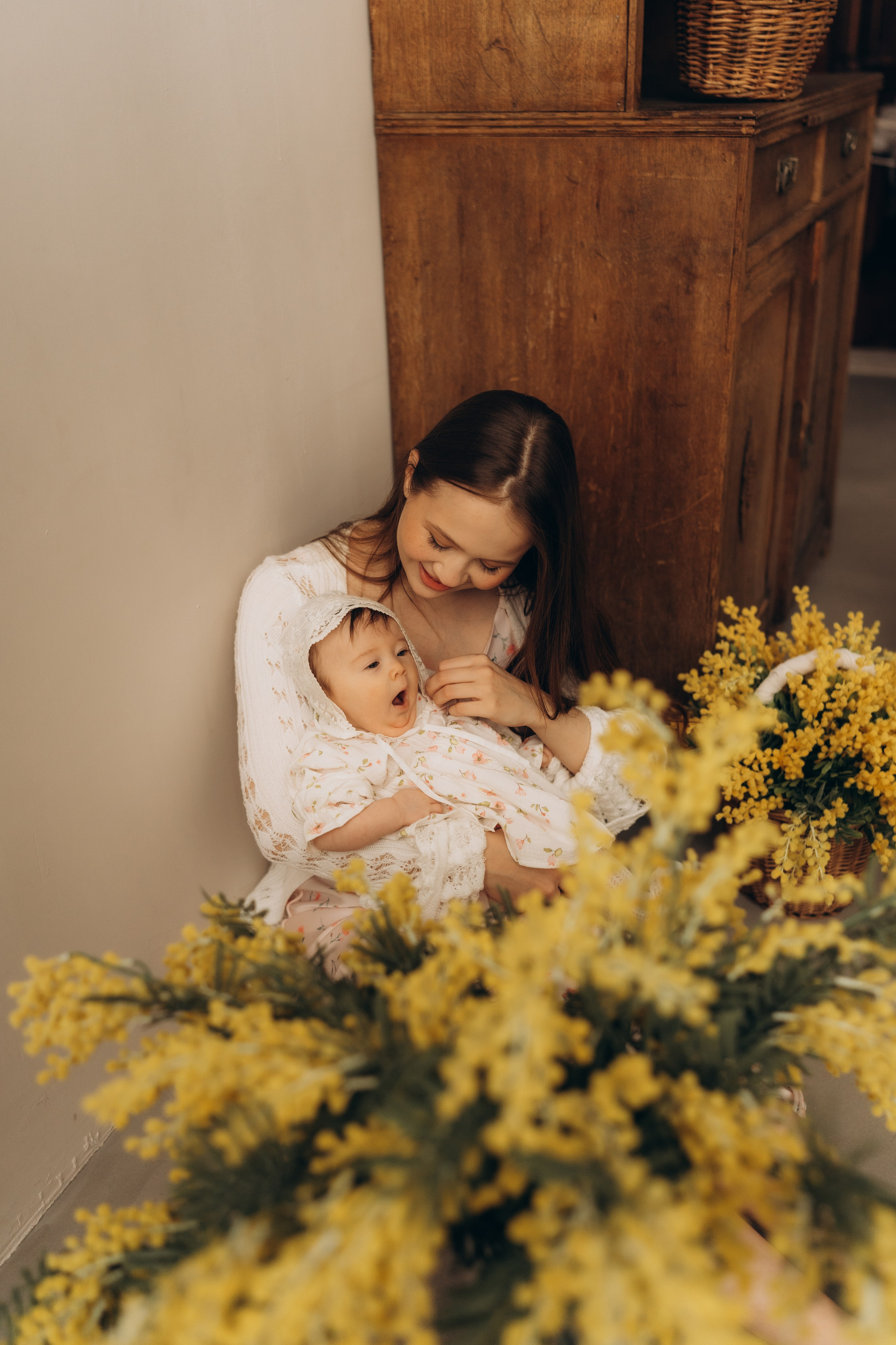Мама с дочкой и мимозы. Семейный фотограф в Казани