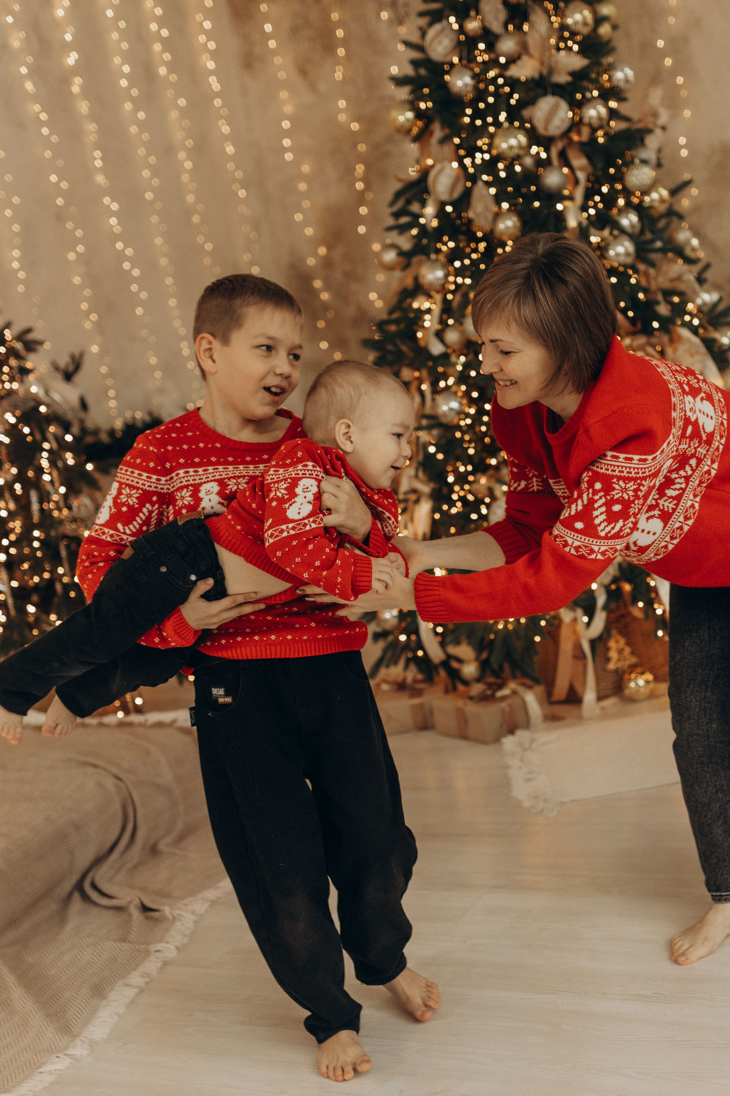 Яркий новый год мама и 2 сыночка. Фотограф в Ставрополе Svetlana Matveeva