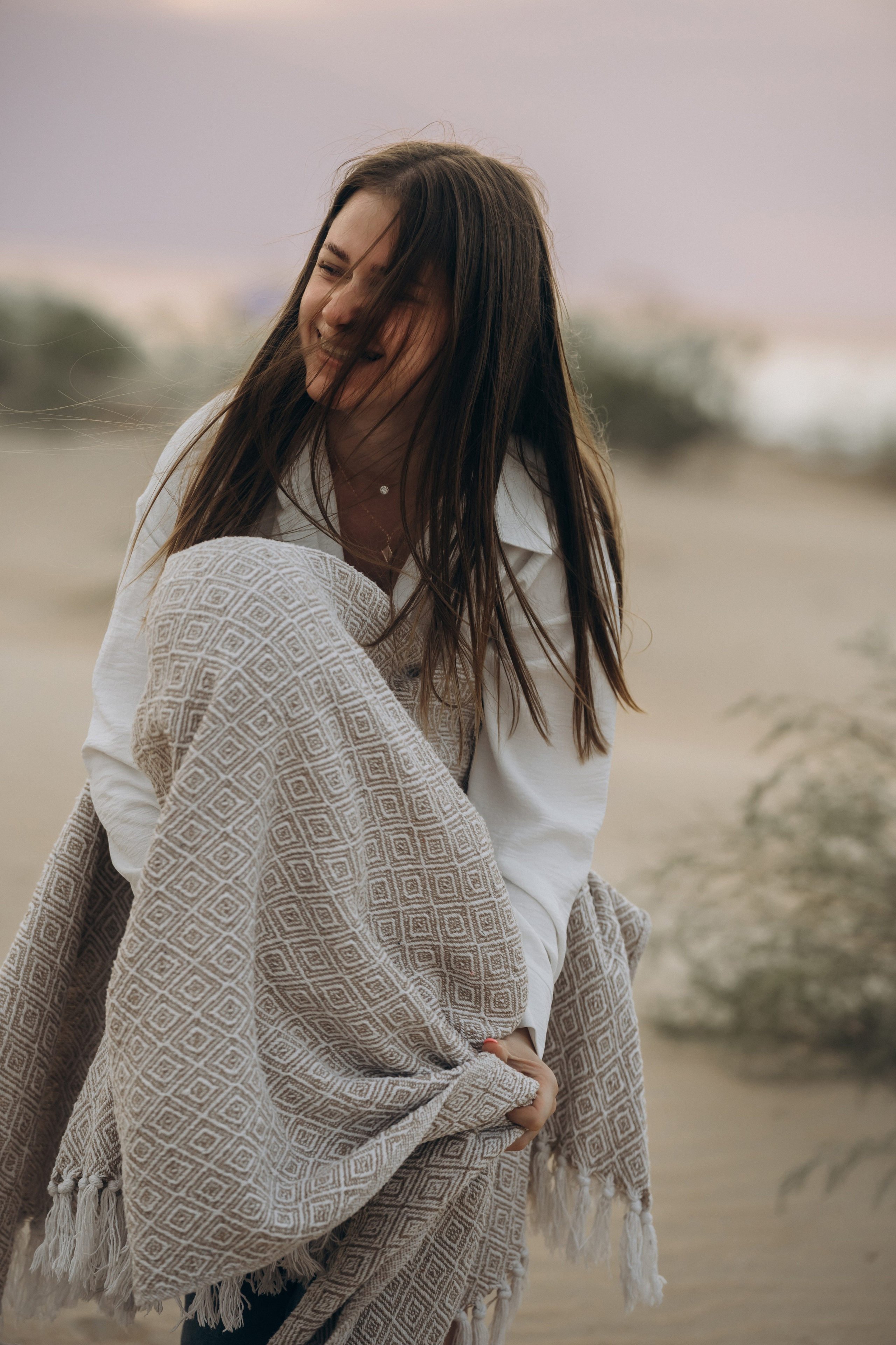 Фотограф Голубицкая поймала момент – мама завязывает шнурок младшему, а старший сын помогает папе нести вещи  