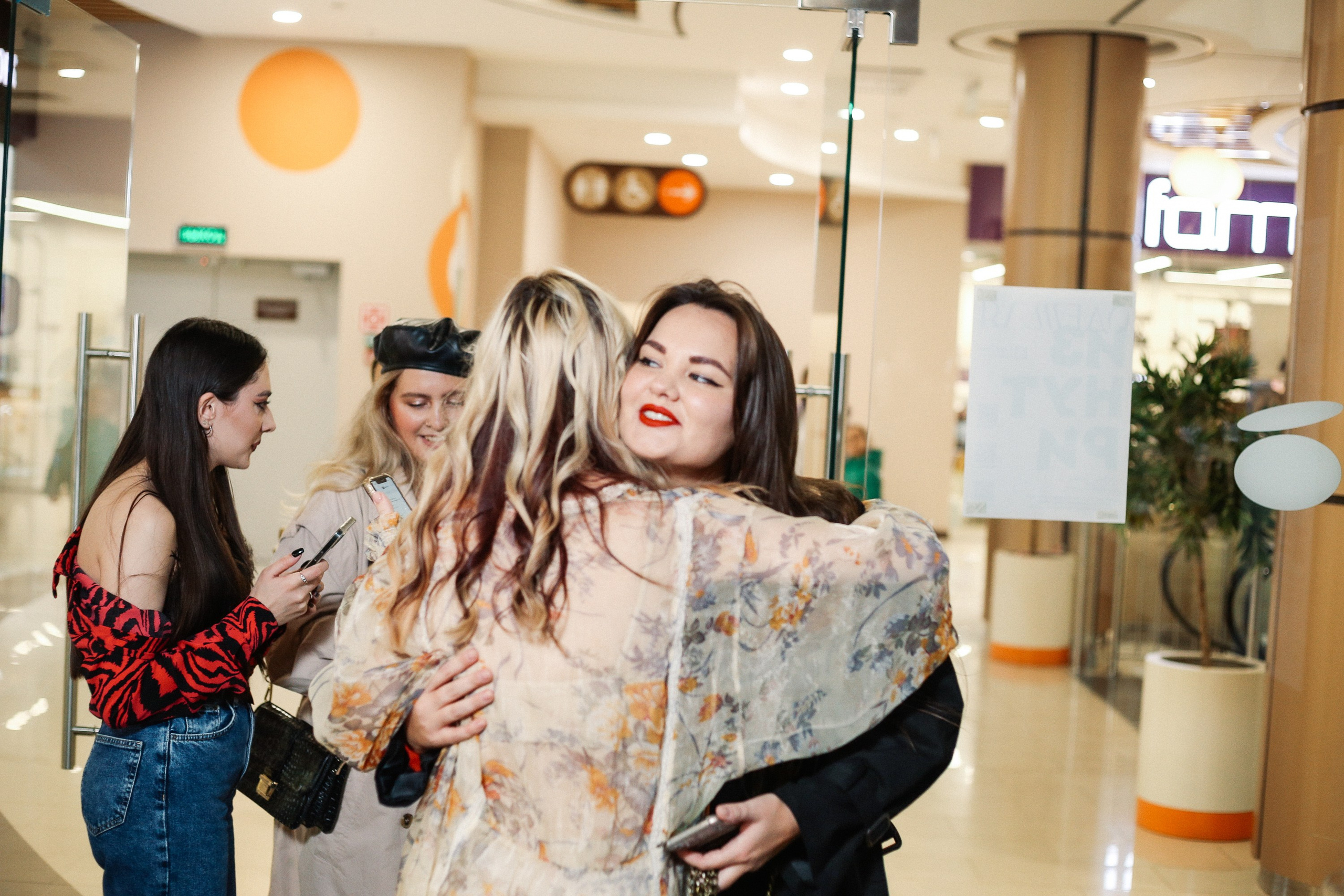 Открытие выставки в галерее. Портретный и репортажный фотограф. Мыльников Илья