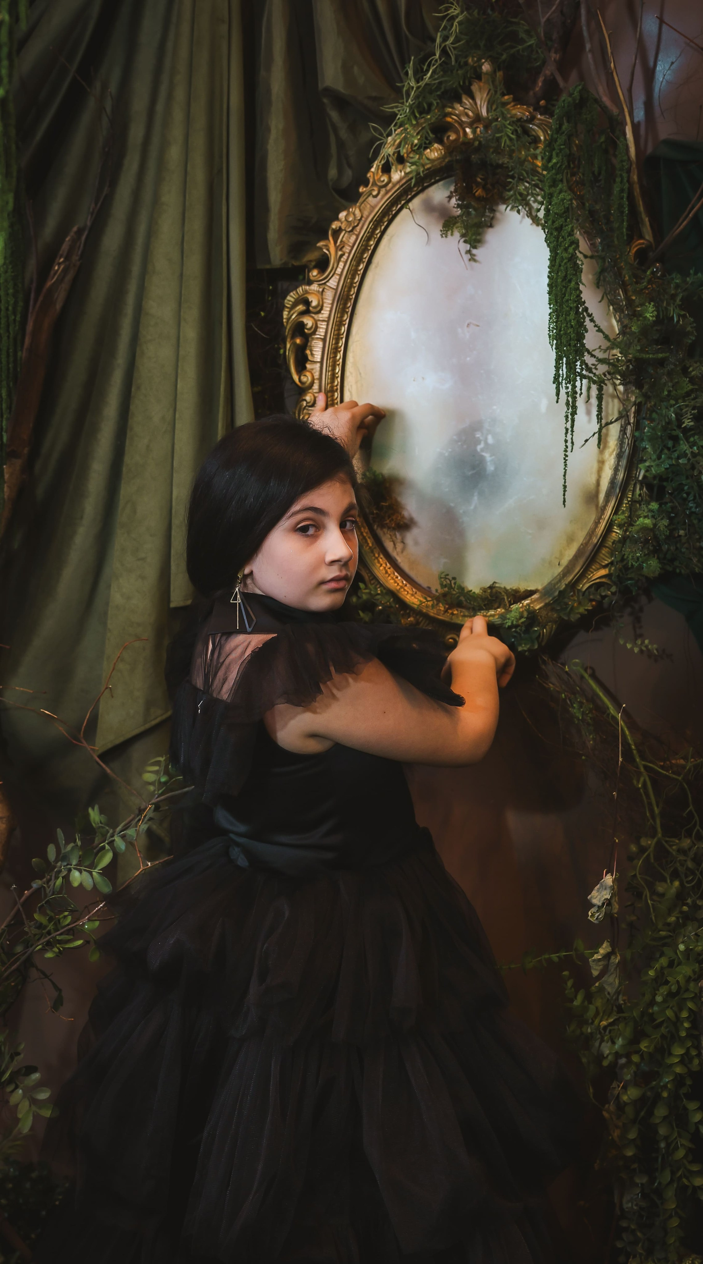 девочка в тёмном образе у зеркала, художественная студийная съёмка, фотограф Карасёва Елена