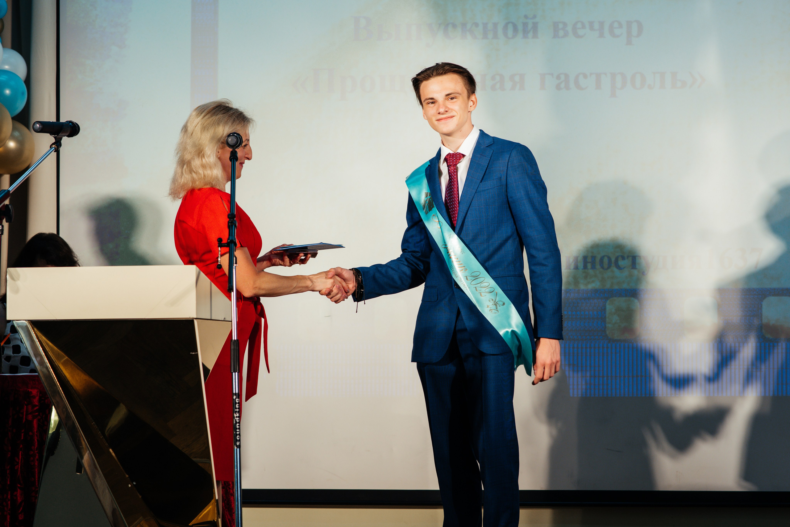 Вручение аттестатов. Выпускные альбомы в Подольске Москве и МО