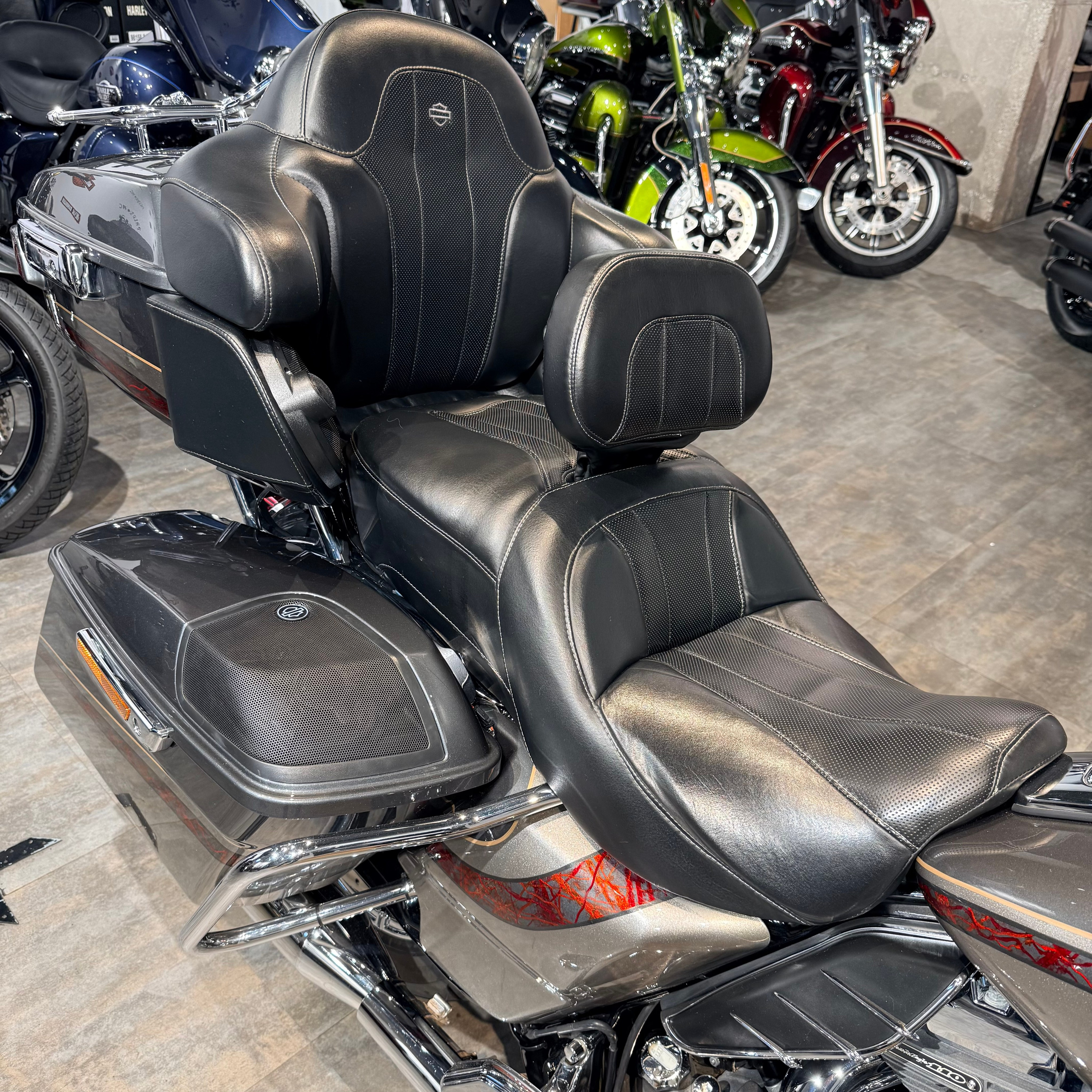 2015 CVO Еlесtra Glide Limited Сhаrсоаl Silver. Hello Davidson, Москва. Только хорошие мотоциклы…