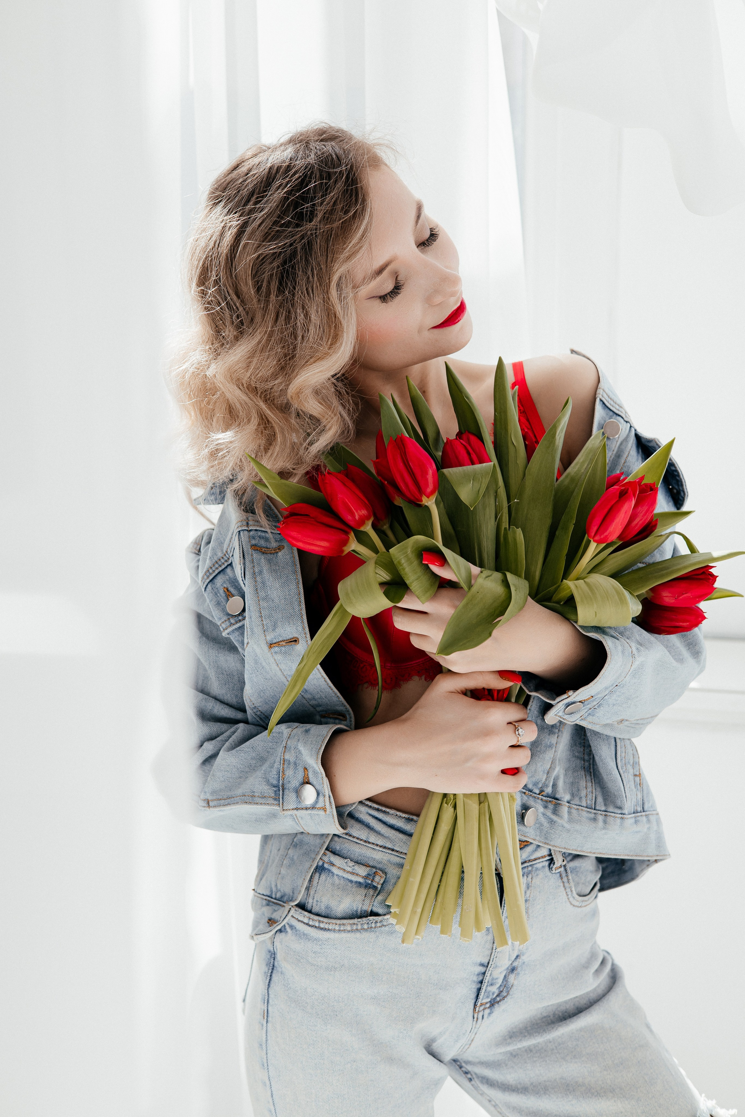 Анна. Красные тюльпаны