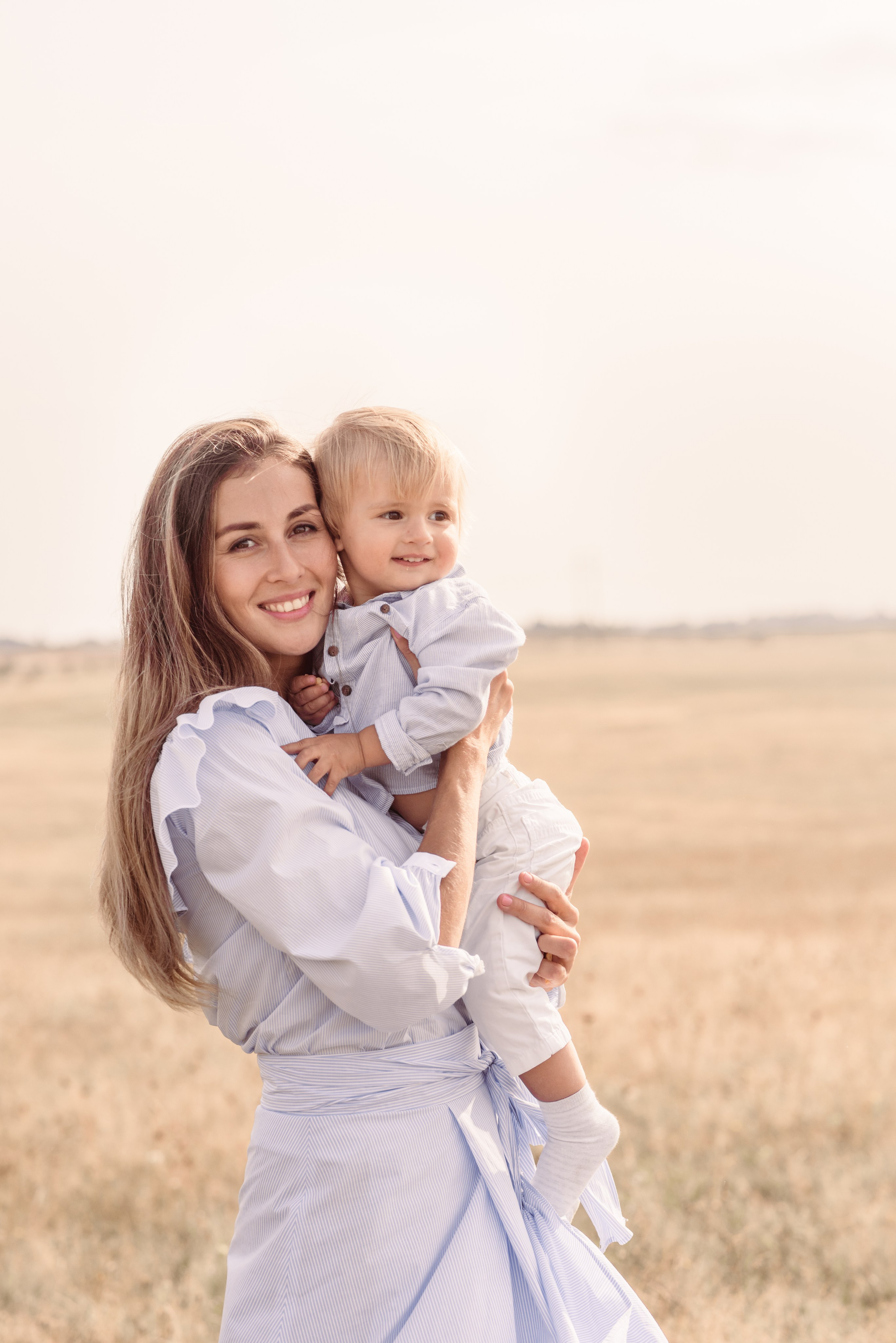 Entdecken Sie eine professionelle Familienfotoserie im Freien. Natürliche Posen, warme Farben und authentische Momente für moderne Familienfotografie.