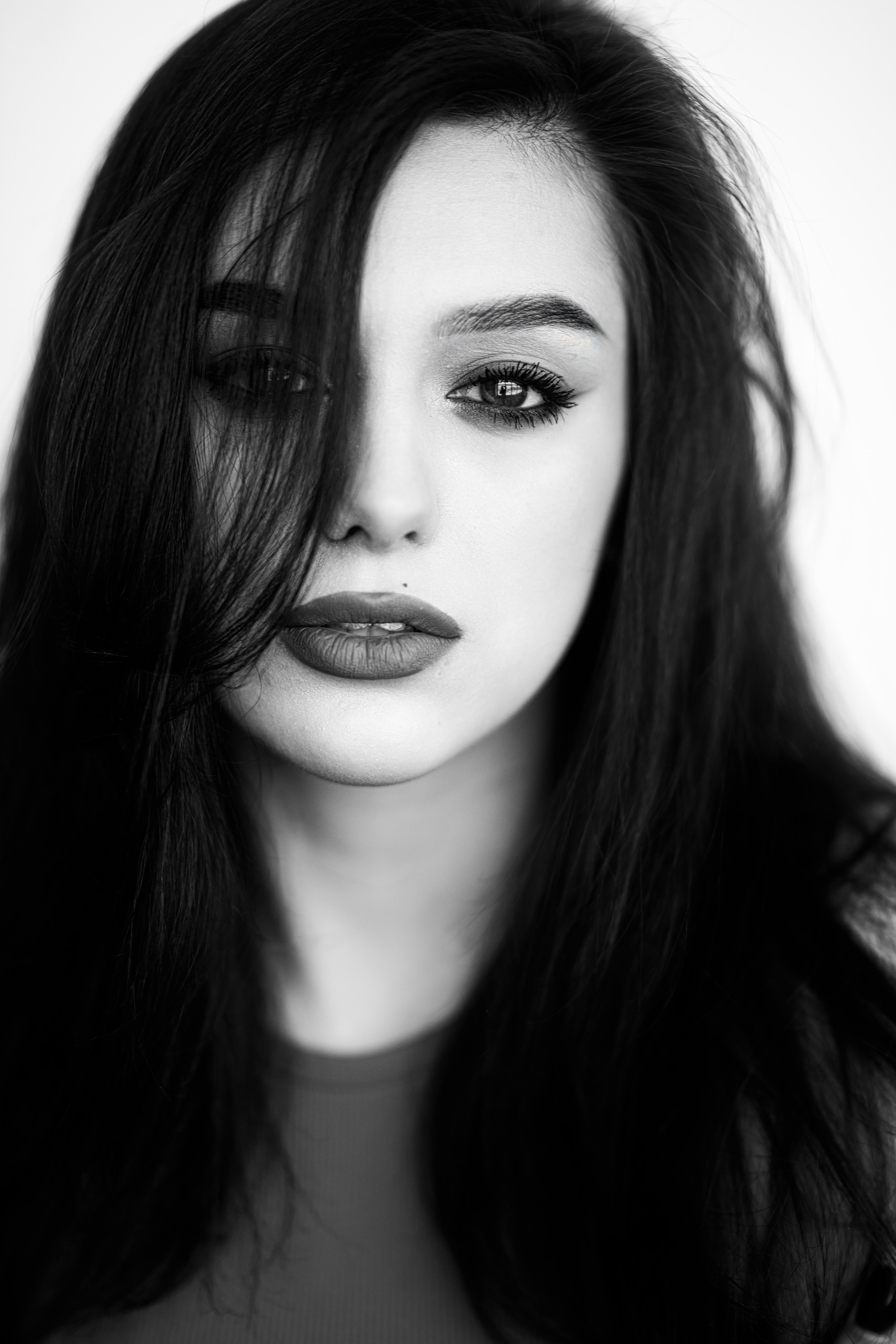 Фотосет с Марианной в студии с минимальным интерьером в формате для «себя»