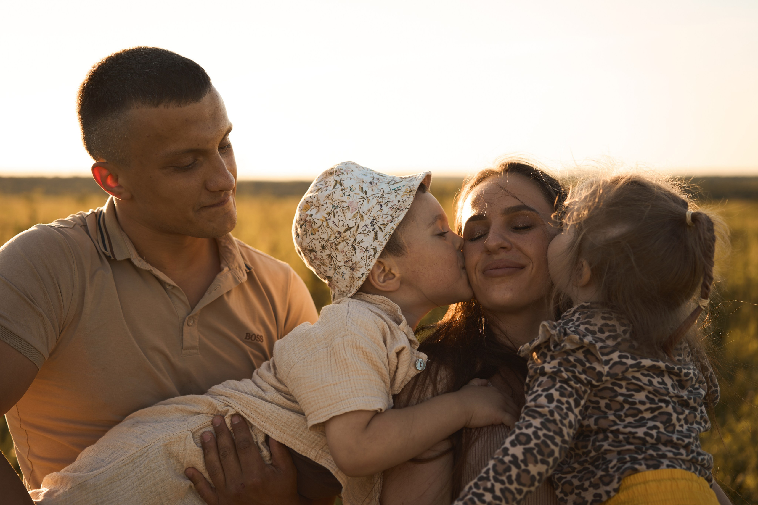 Семейная фотосессия на закате в поле😍. Фотограф Екатеринбург Кокшарова Александра