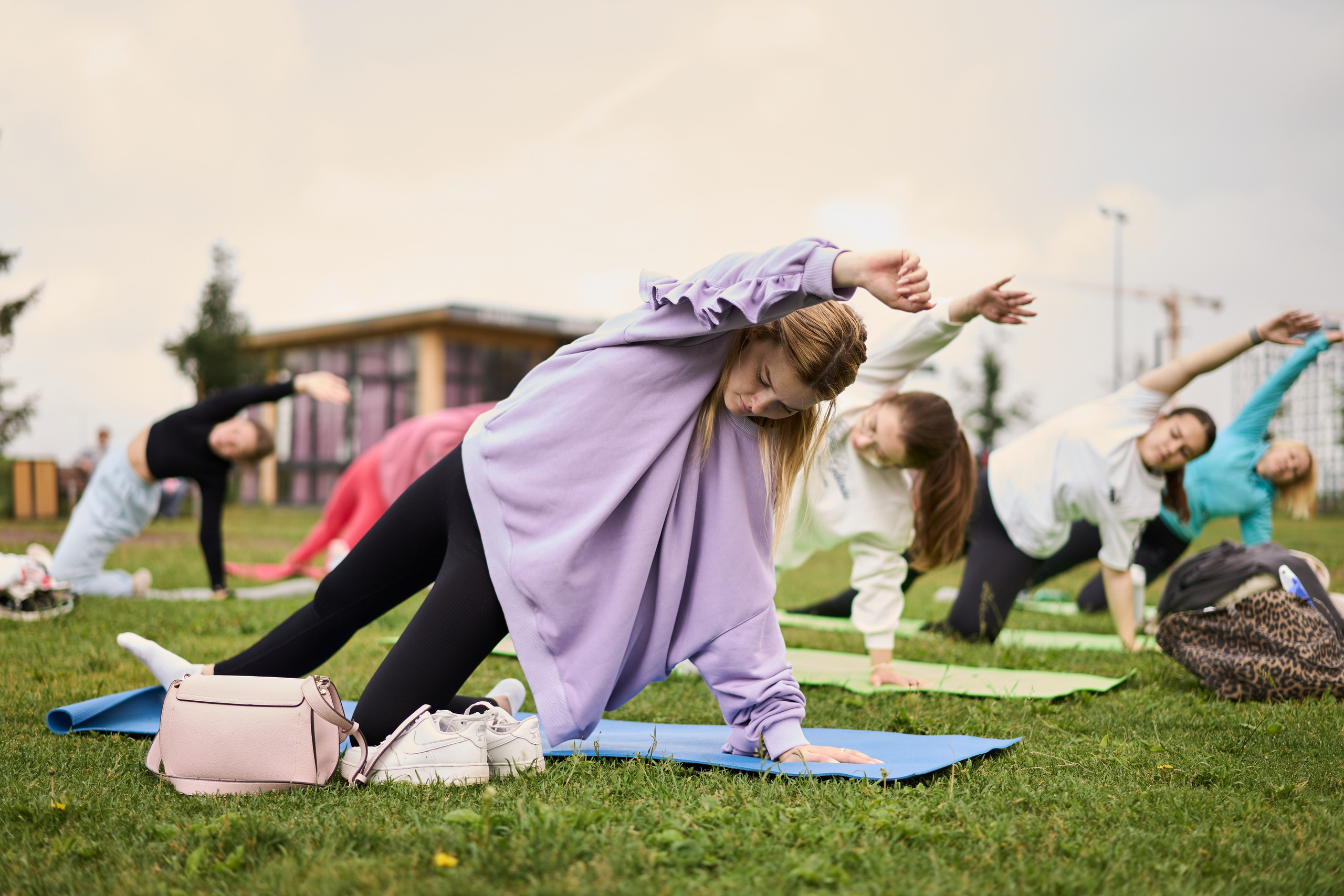 Репортажная съемка занятия йоги в парке. Фотограф Екатеринбург Кокшарова Александра