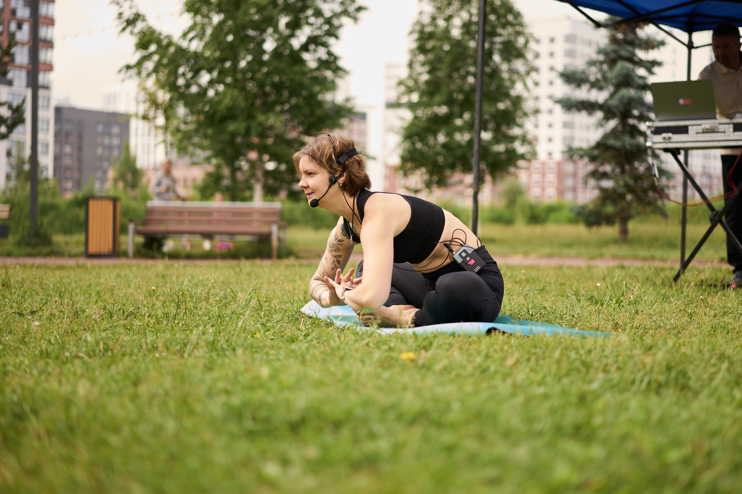 Репортажная съемка занятия йоги в парке. Фотограф Екатеринбург Кокшарова Александра