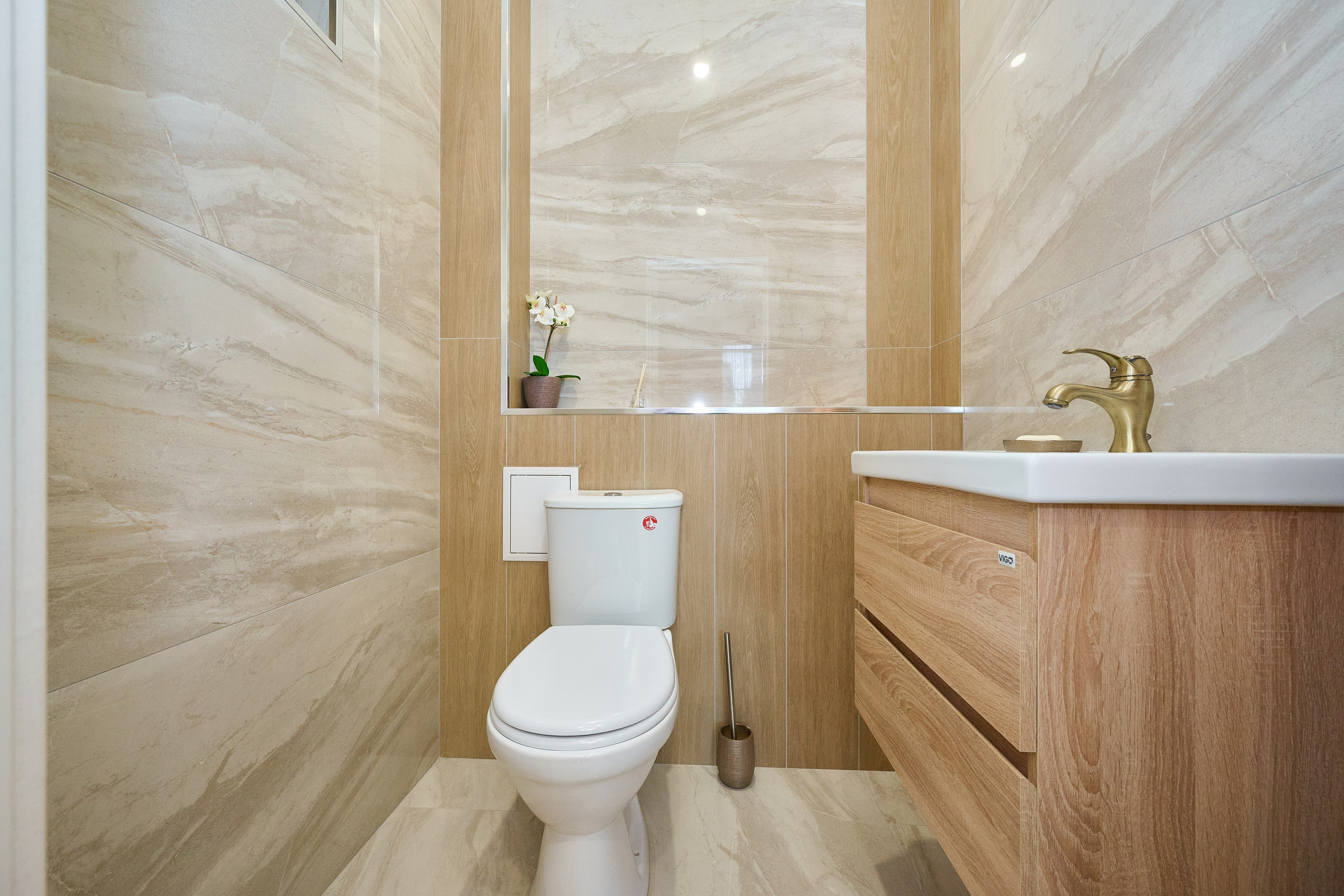 туалет со светлыми плитами 