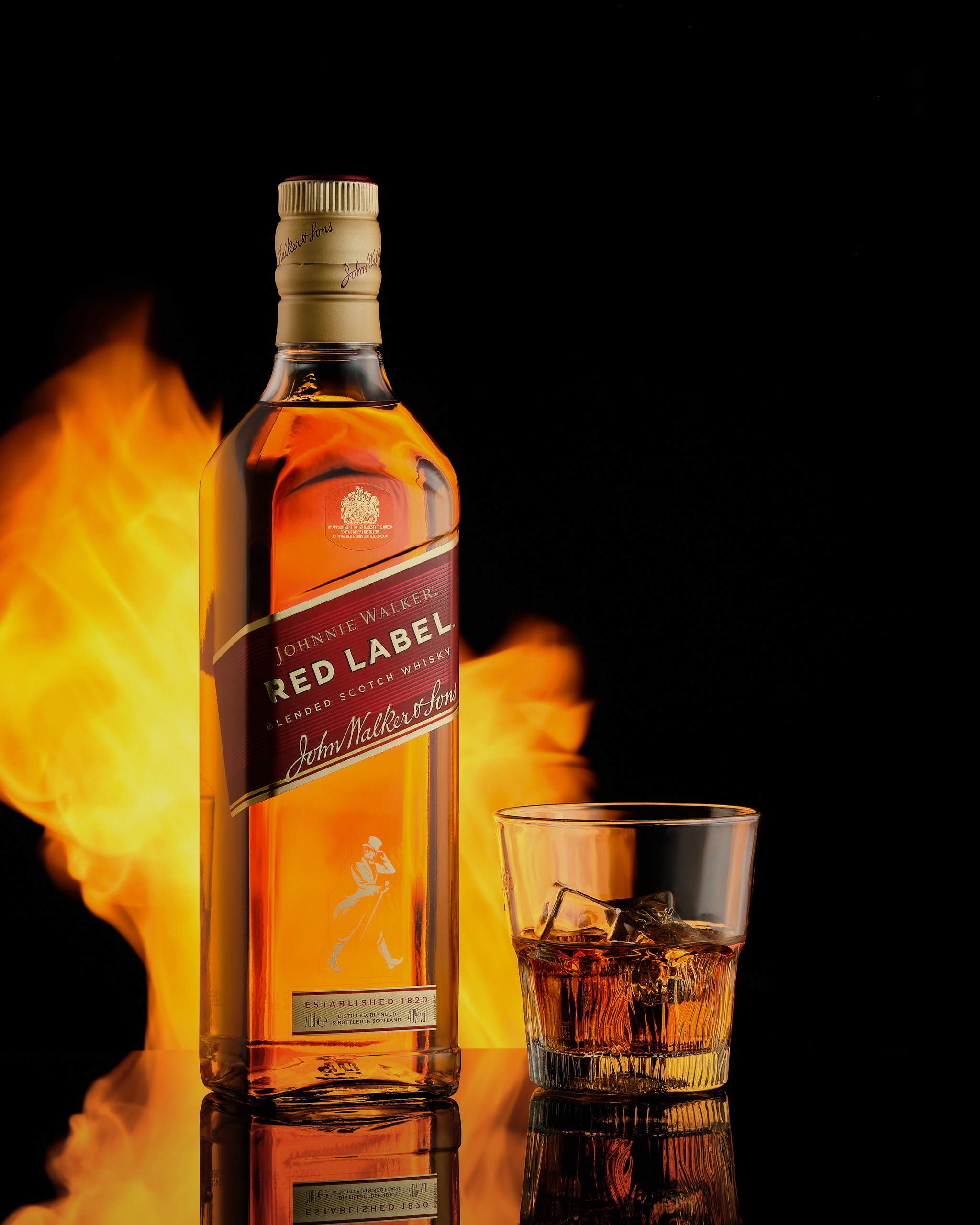 Бутылка виски «Johnnie Walker Red Label» с бокалом и огненной подложкой