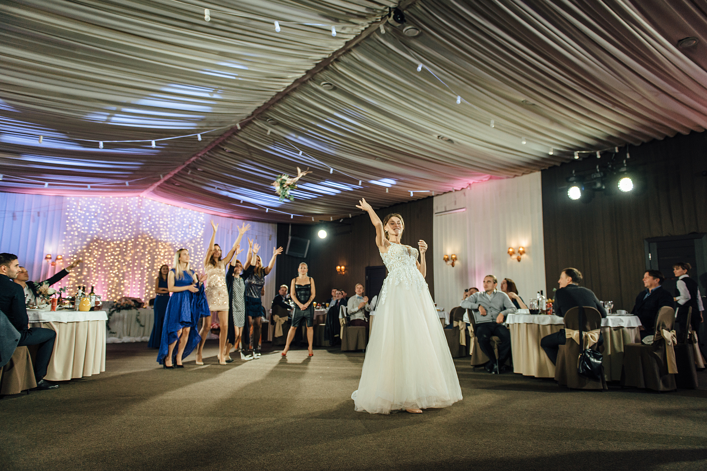 Свадебная фотосессия в Павловском дворце и парке. Свадебный фотограф в Санкт-Петербурге Венера Ахметова