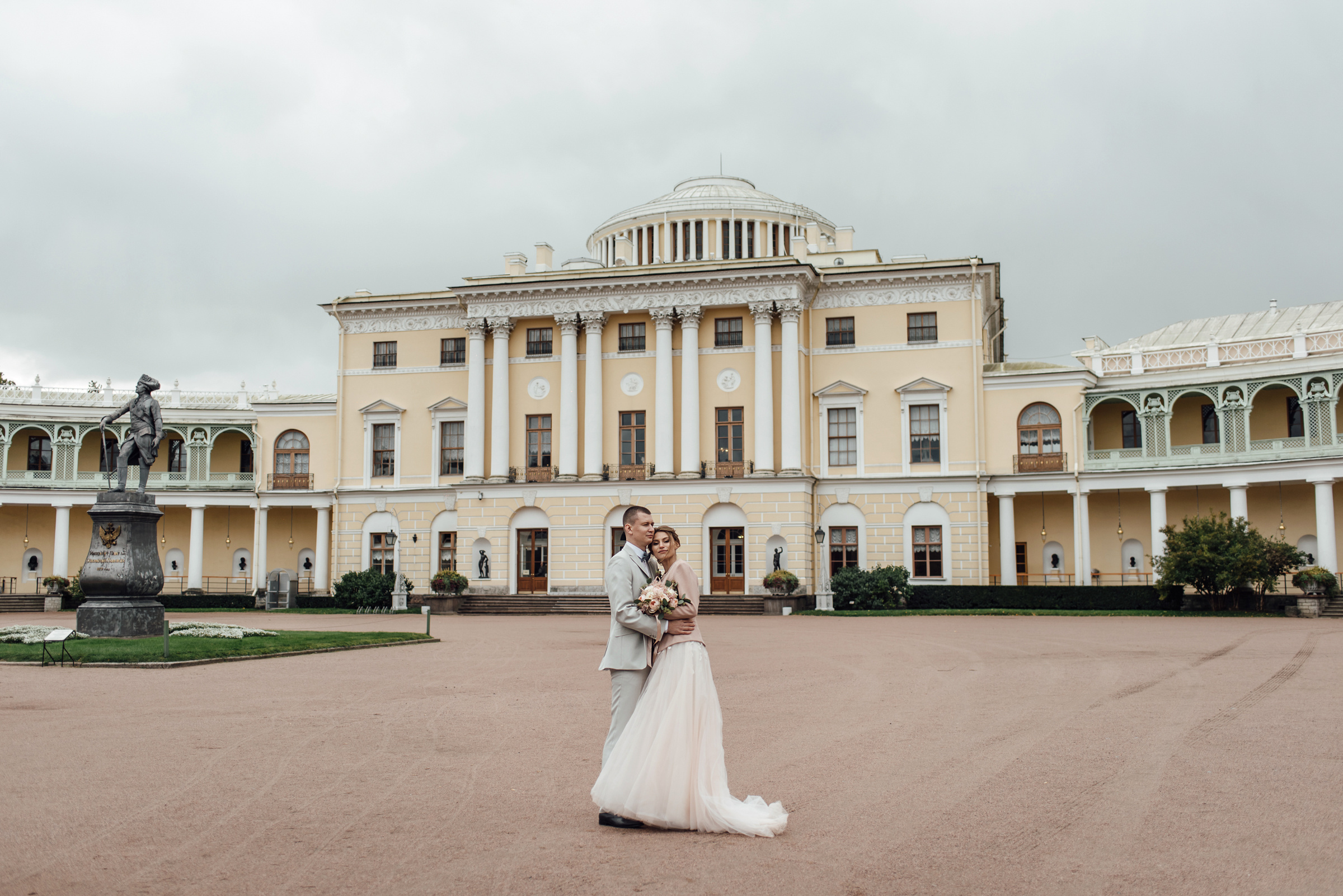 Свадебная фотосессия в Павловском дворце и парке. Свадебный фотограф в Санкт-Петербурге Венера Ахметова