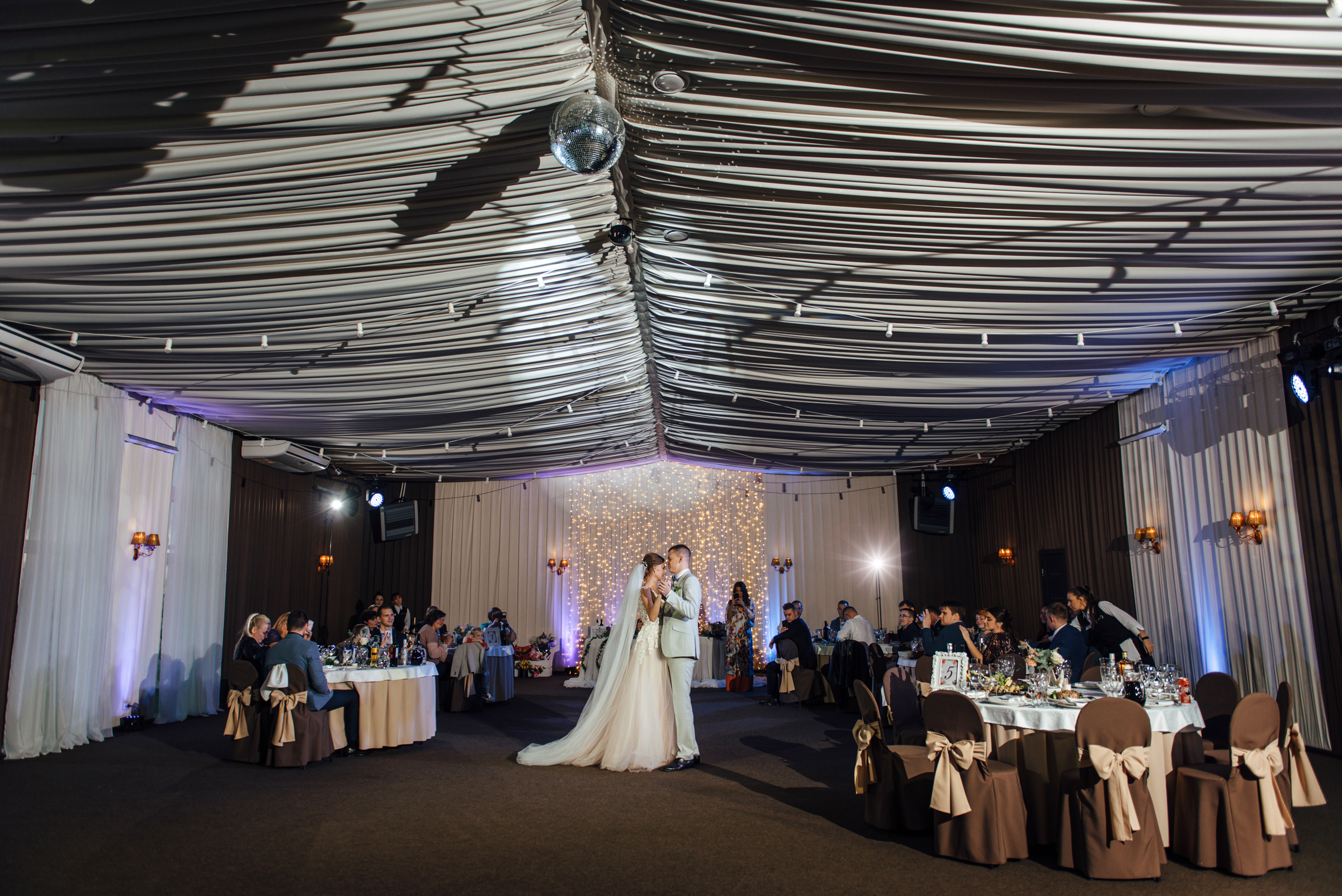 Свадебная фотосессия в Павловском дворце и парке. Свадебный фотограф в Санкт-Петербурге Венера Ахметова