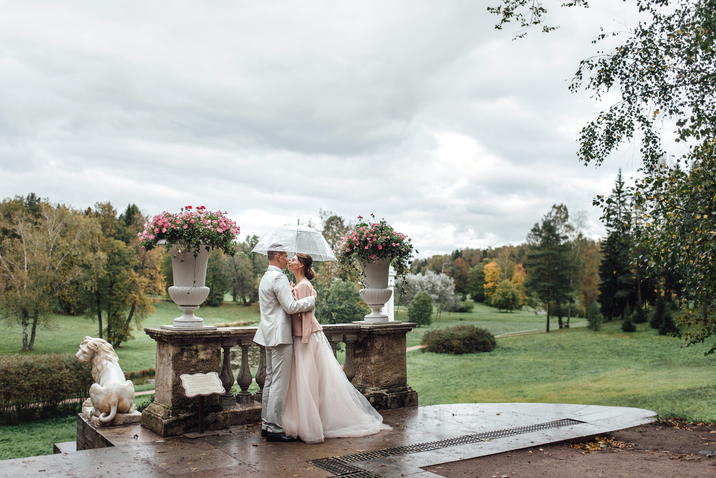 Свадебная фотосессия в Павловском дворце и парке. Свадебный фотограф в Санкт-Петербурге Венера Ахметова