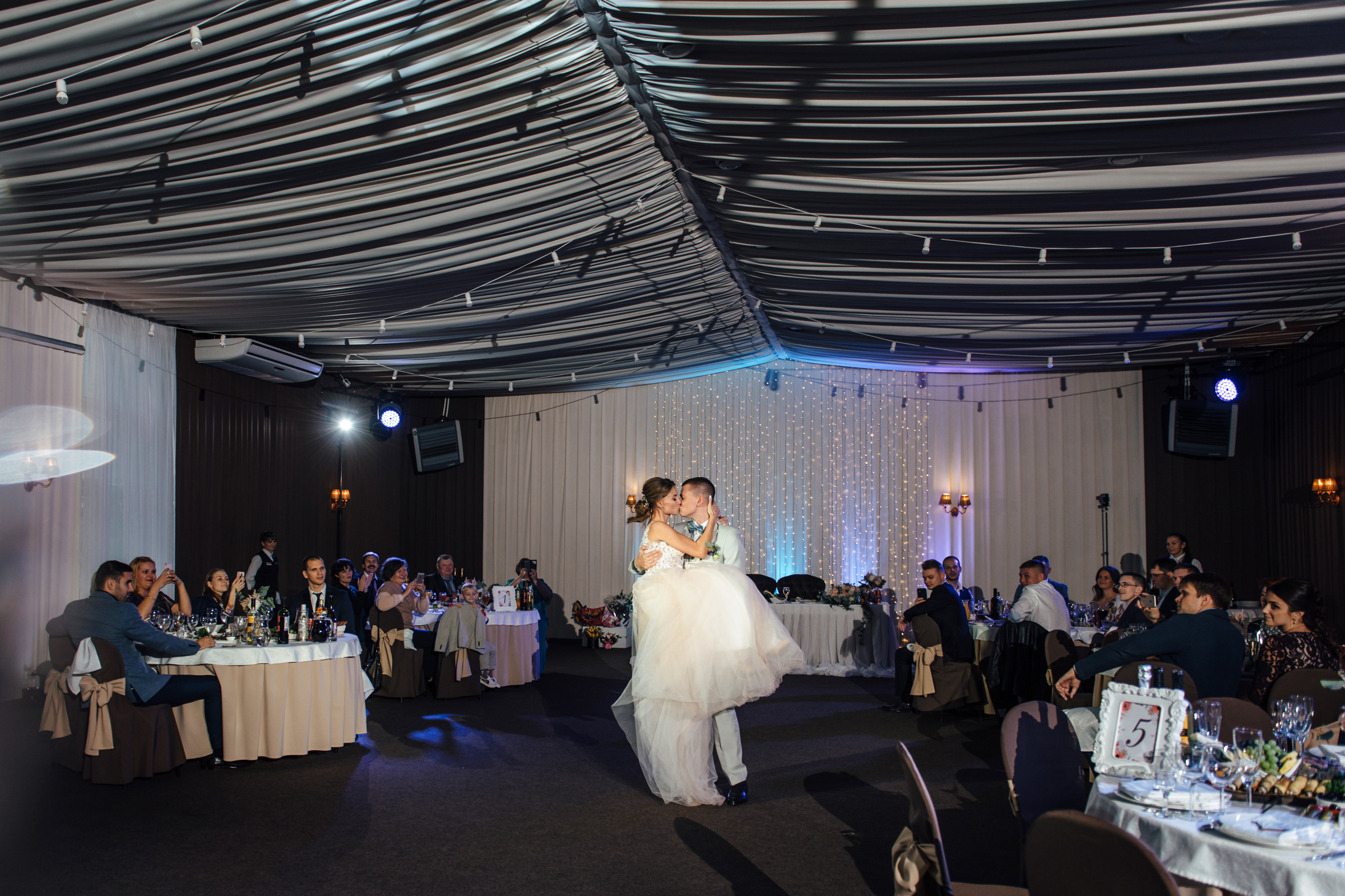 Свадебная фотосессия в Павловском дворце и парке. Свадебный фотограф в Санкт-Петербурге Венера Ахметова