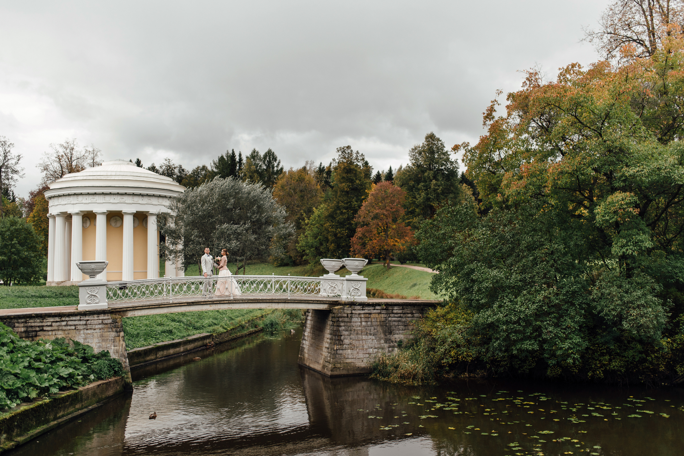 Свадебная фотосессия в Павловском дворце и парке. Свадебный фотограф в Санкт-Петербурге Венера Ахметова