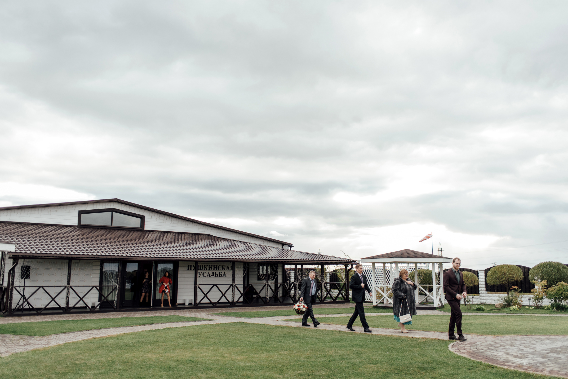 Свадебная фотосессия в Павловском дворце и парке. Свадебный фотограф в Санкт-Петербурге Венера Ахметова