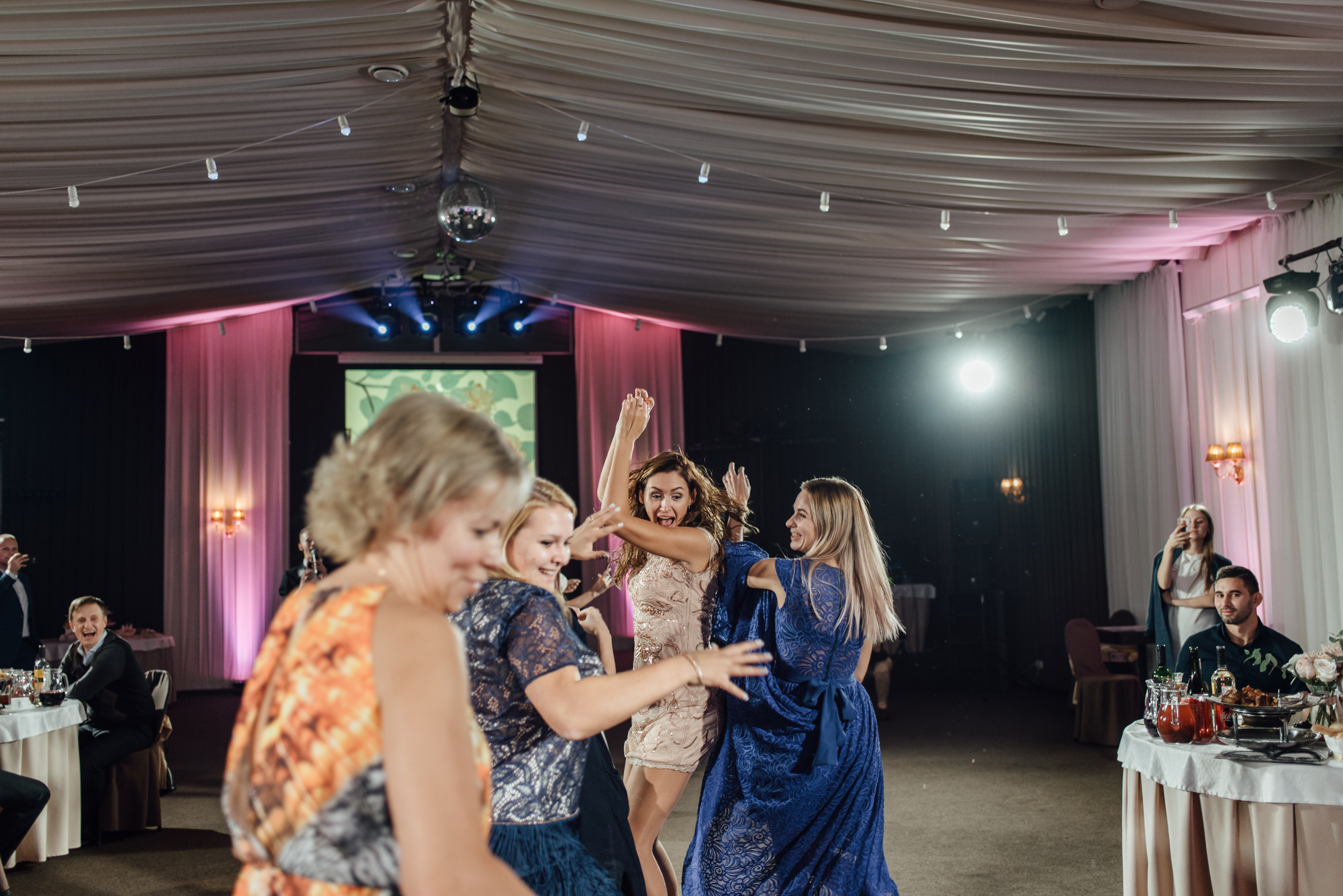 Свадебная фотосессия в Павловском дворце и парке. Свадебный фотограф в Санкт-Петербурге Венера Ахметова