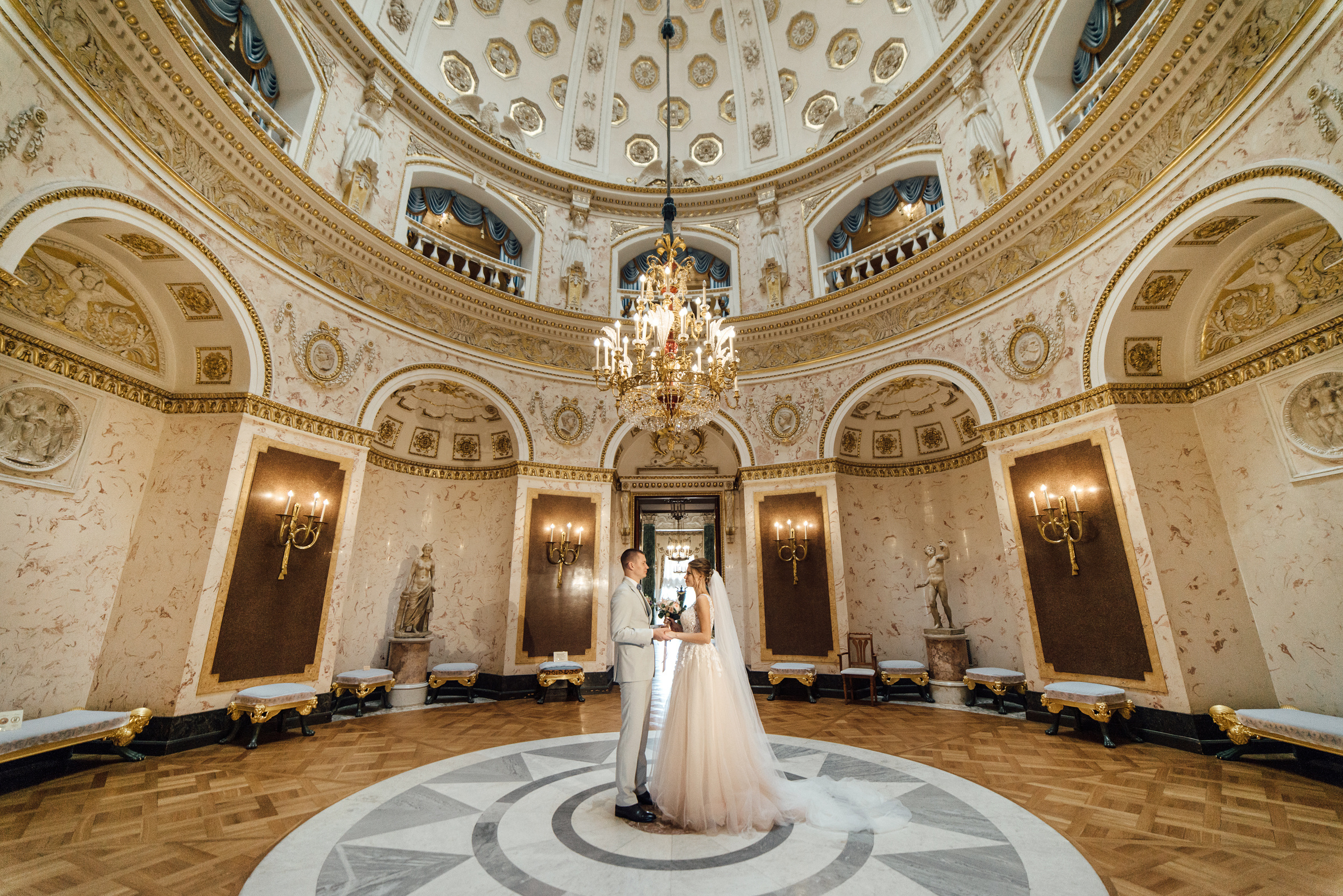Свадебная фотосессия в Павловском дворце и парке. Свадебный фотограф в Санкт-Петербурге Венера Ахметова
