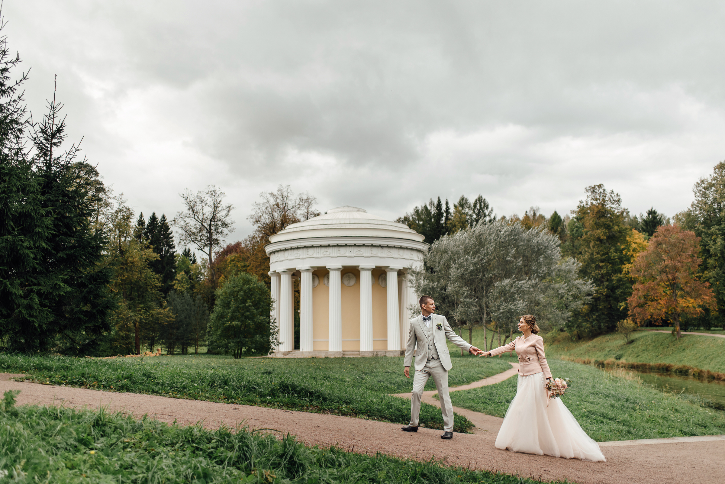 Свадебная фотосессия в Павловском дворце и парке. Свадебный фотограф в Санкт-Петербурге Венера Ахметова