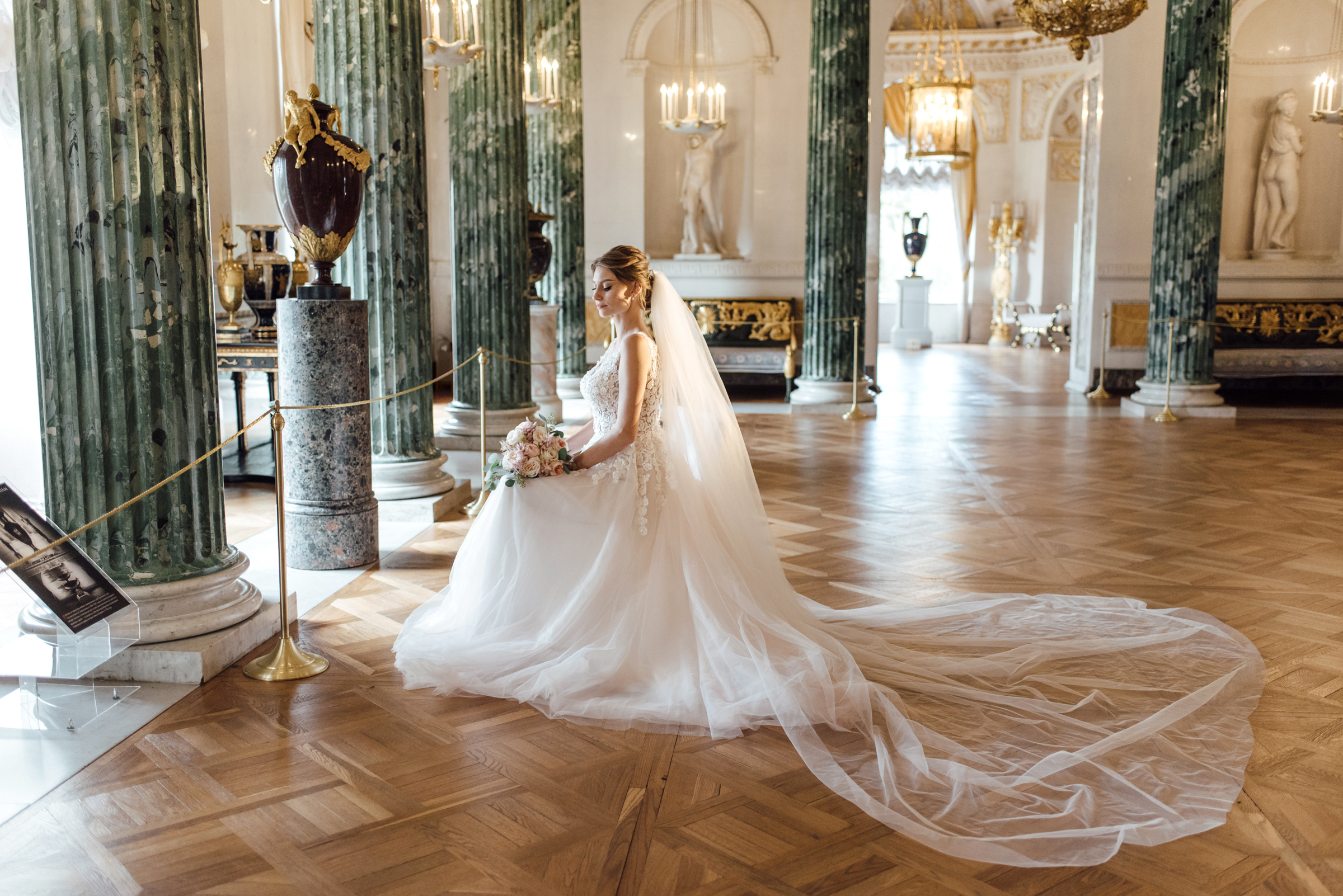 Свадебная фотосессия в Павловском дворце и парке. Свадебный фотограф в Санкт-Петербурге Венера Ахметова